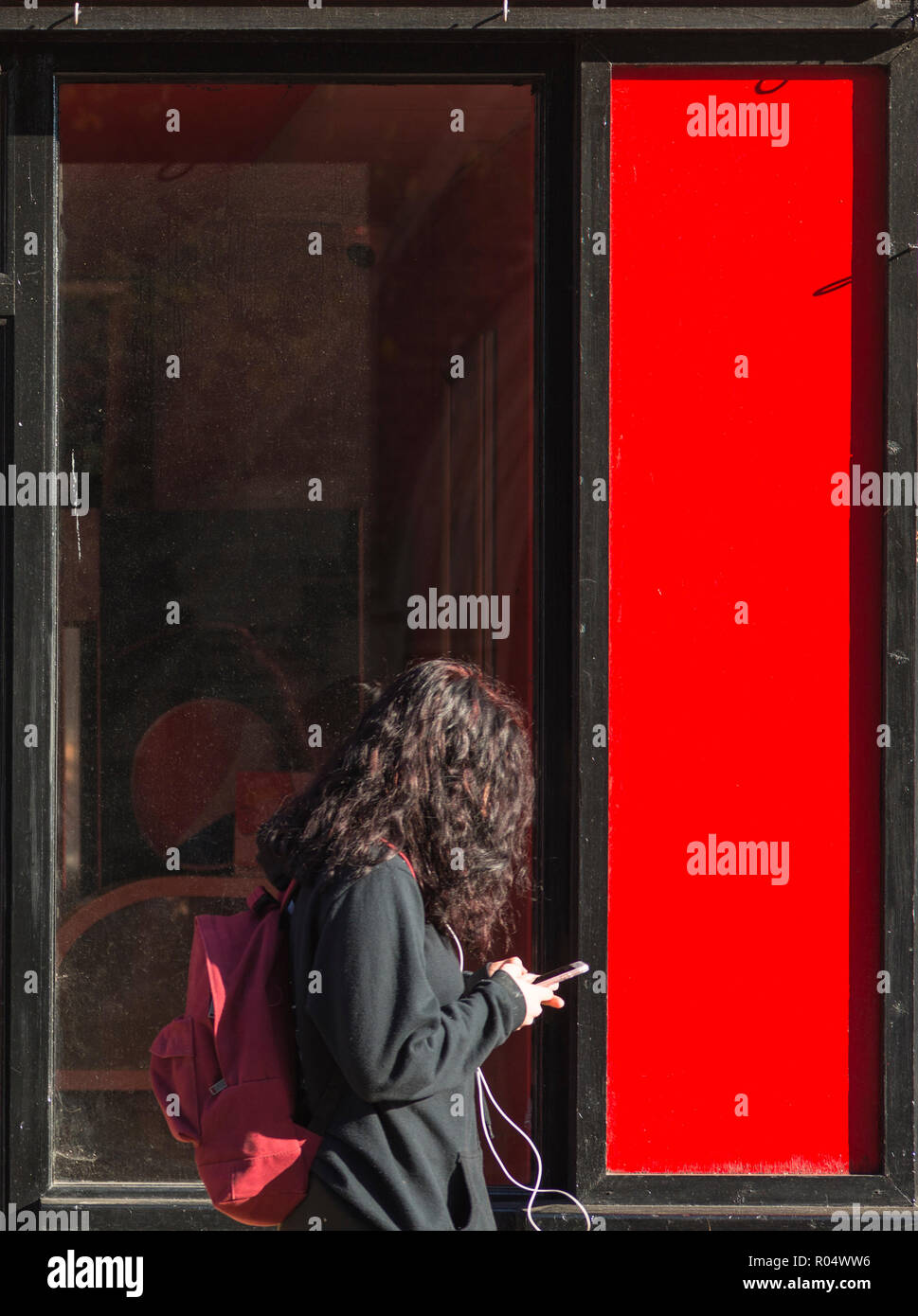 Adolescente sul suo telefono cellulare. Foto Stock