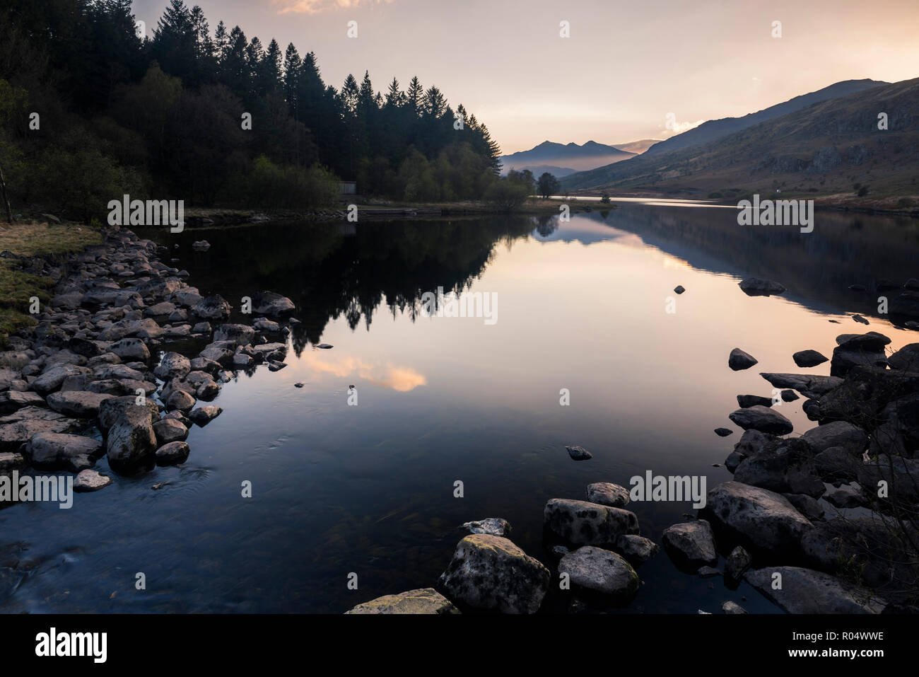 Llynnau Mymbyr lago al tramonto, Capel Curig, Snowdonia National Park, il Galles del Nord, Regno Unito, Europa Foto Stock