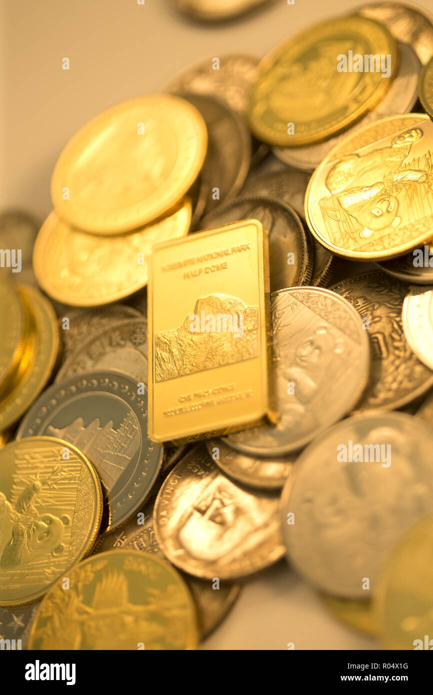 Monete d oro e oro bar Foto Stock