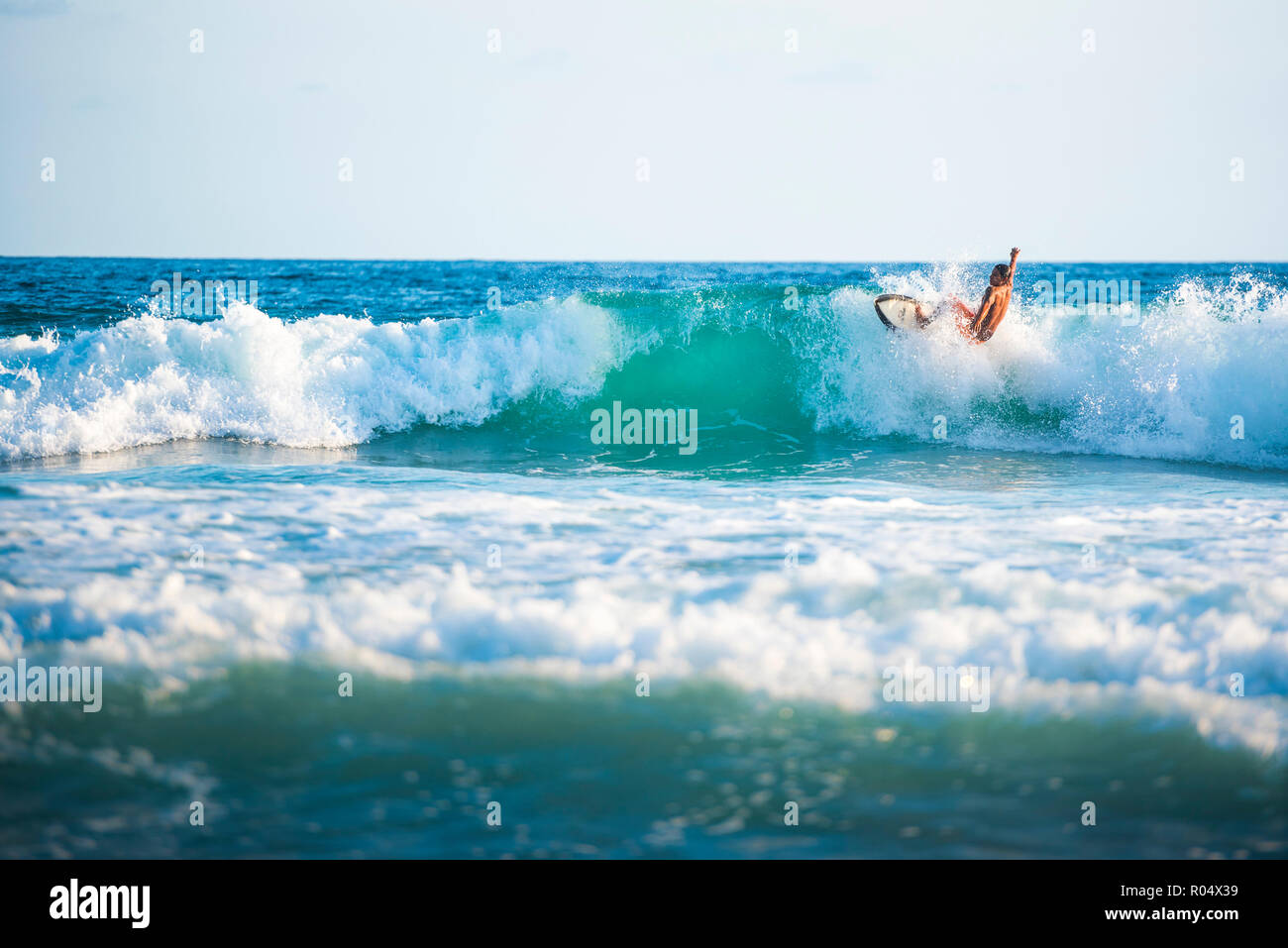Surfers surf su una spiaggia, Nosara, provincia di Guanacaste, Pacific Coast, Costa Rica, America Centrale Foto Stock