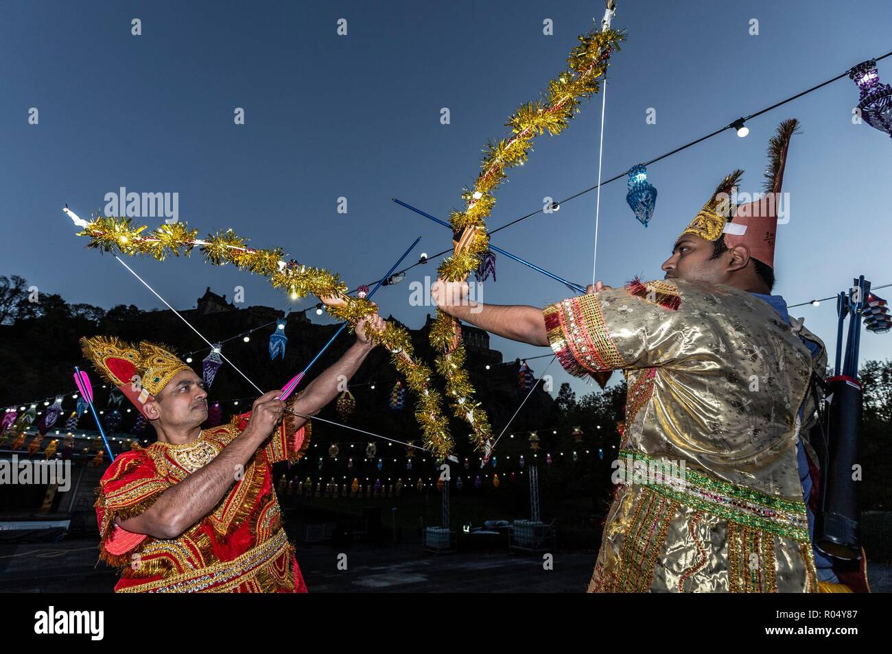 Edimburgo, Scozia, Regno Unito. 1 Nov 2018. Il Lord Provost di Edimburgo, Frank Ross, svela la condivisione del Ramayana: la storia di Diwali, una esposizione di 15 incredibili illuminato burattini indiano tableaux. Nella foto: i partecipanti in Edinburgh Diwali celebrazioni Credito: ricca di Dyson/Alamy Live News Foto Stock