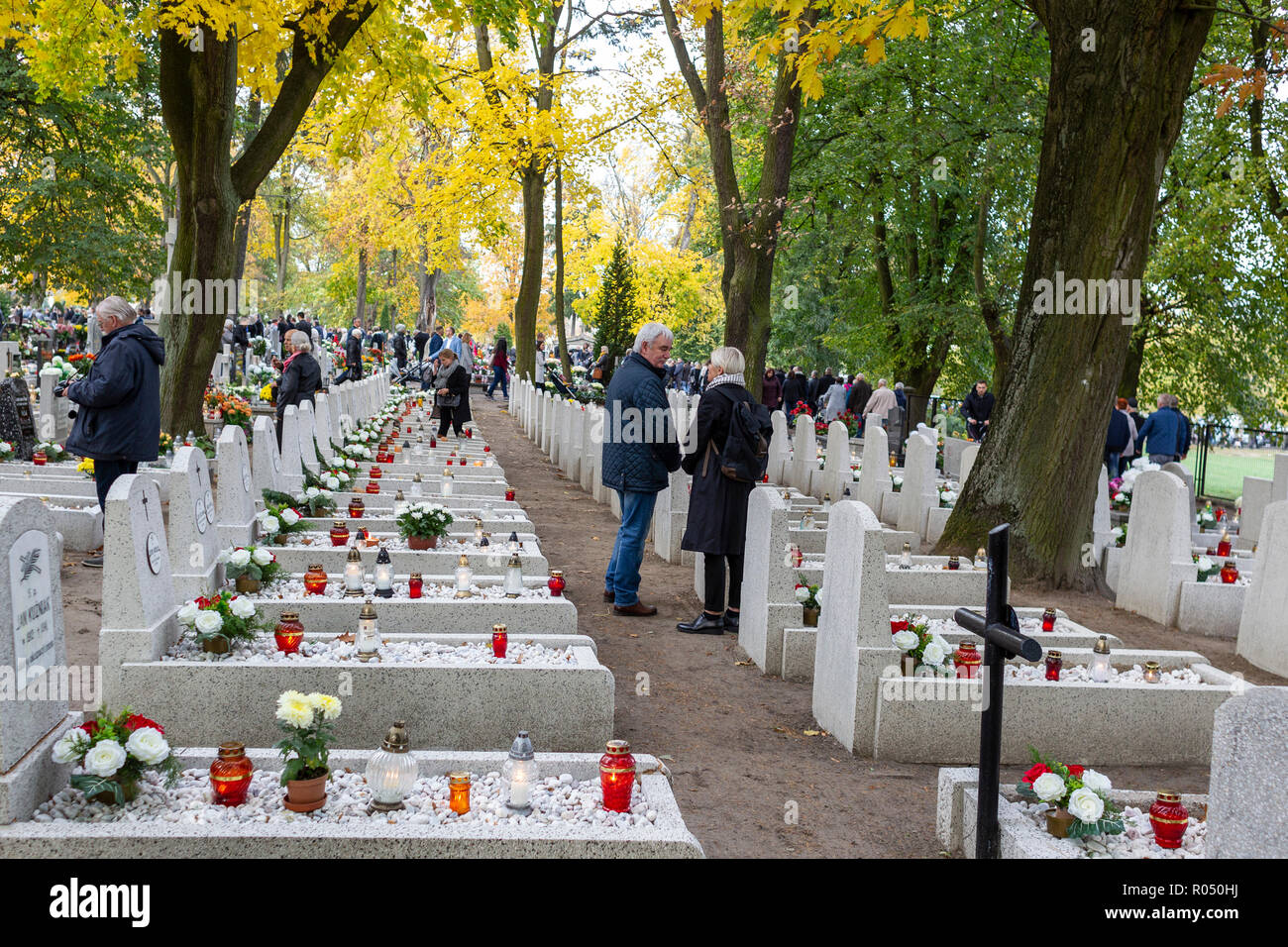 Szamotuly, Polonia, 1 novembre 2018. Giorno di tutti i santi sono una festa quando i cristiani visita nei cimiteri per decorare le tombe dei loro parenti con i fiori e la luce delle candele. Nella Chiesa latina, una solennità in onore di tutti i cristiani che hanno raggiunto lo stato di salvezza e sono in cielo, caduta annualmente il 1 novembre. Credito: Slawomir Kowalewski/Alamy Live News Foto Stock