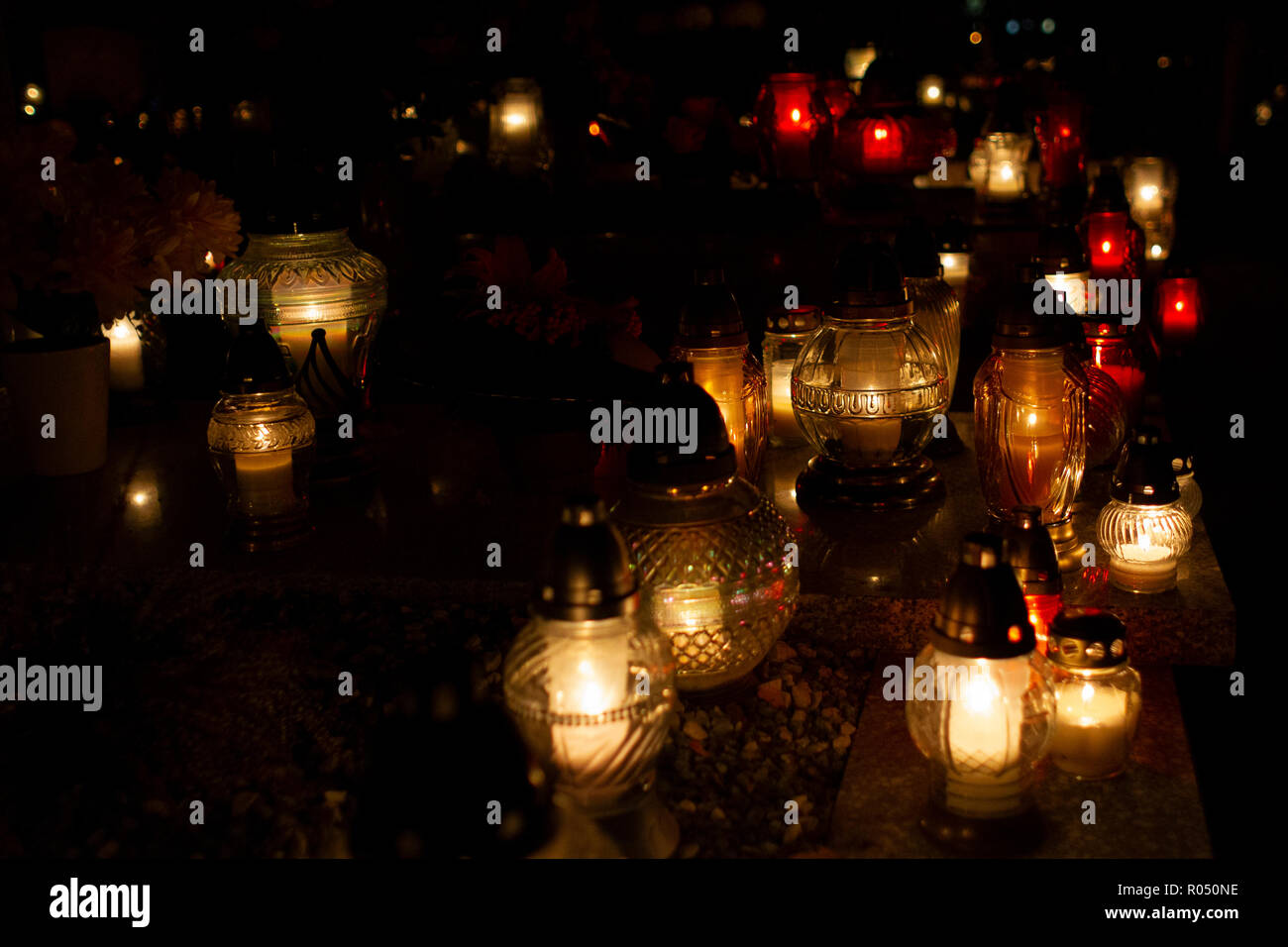 Szamotuly, Polonia, 1 novembre 2018. Giorno di tutti i santi sono una festa quando i cristiani visita nei cimiteri per decorare le tombe dei loro parenti con i fiori e la luce delle candele. Nella Chiesa latina, una solennità in onore di tutti i cristiani che hanno raggiunto lo stato di salvezza e sono in cielo, caduta annualmente il 1 novembre. Credito: Slawomir Kowalewski/Alamy Live News Foto Stock