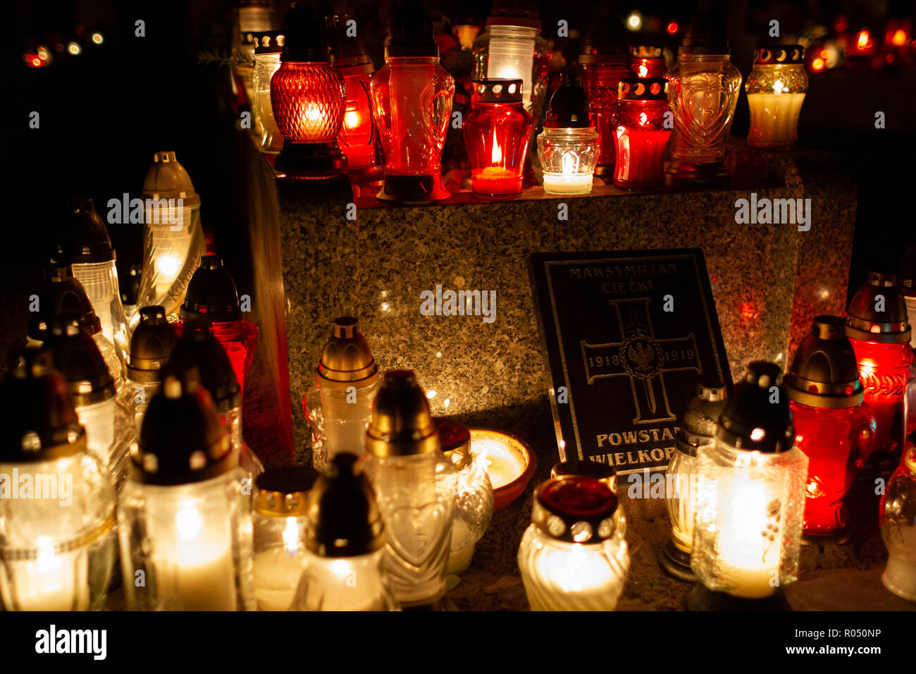Szamotuly, Polonia, 1 novembre 2018. Giorno di tutti i santi sono una festa quando i cristiani visita nei cimiteri per decorare le tombe dei loro parenti con i fiori e la luce delle candele. Nella Chiesa latina, una solennità in onore di tutti i cristiani che hanno raggiunto lo stato di salvezza e sono in cielo, caduta annualmente il 1 novembre. Credito: Slawomir Kowalewski/Alamy Live News Foto Stock