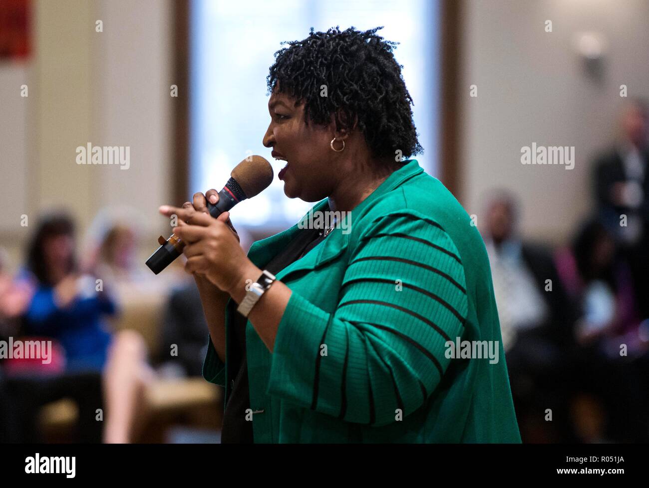 Woodstock, Georgia, Stati Uniti d'America. 01 Nov, 2018. STACEY ABRAMS, candidato democratico per il governatore della Georgia, raduni sostenitori a scendere la votazione al rally il tempio di Allen AME. Credito: Brian Cahn/ZUMA filo/Alamy Live News Foto Stock