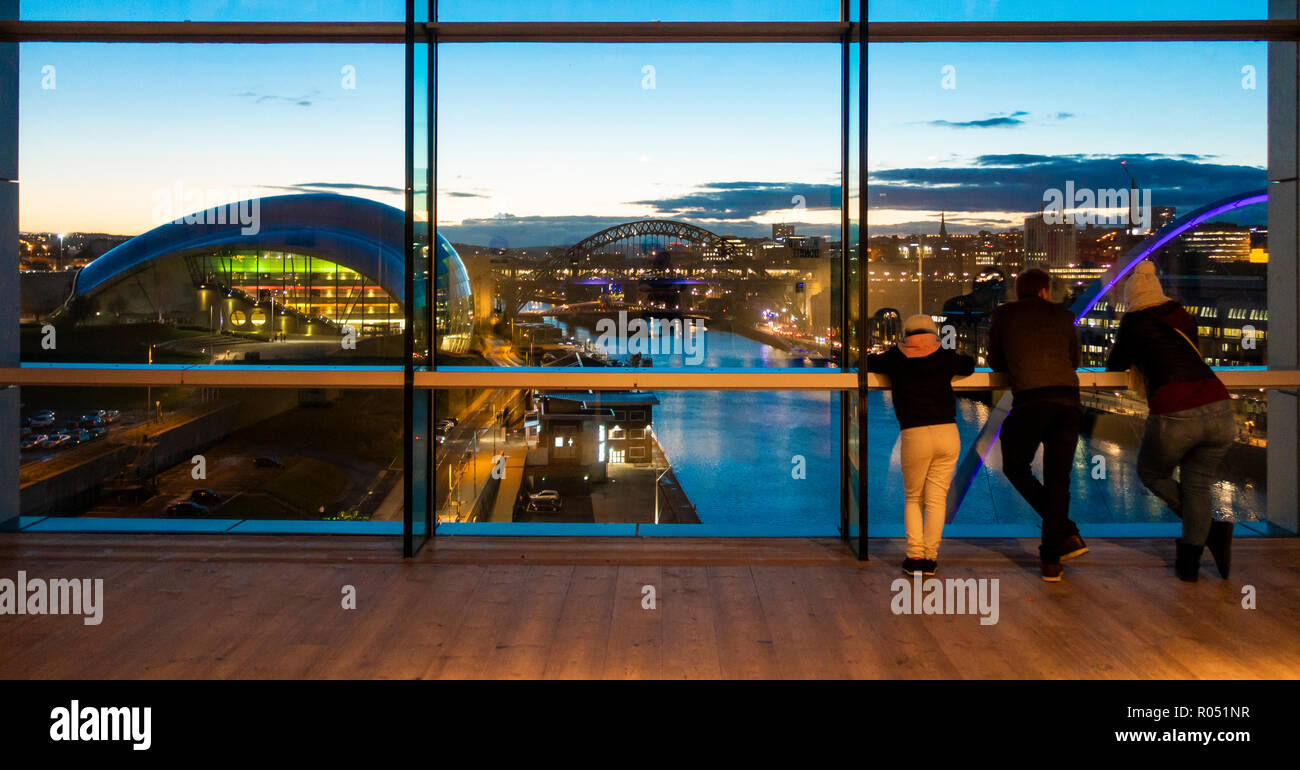 Gateshead, Tyne and Wear, a nord-est dell' Inghilterra, Regno Unito. 1 novembre 2018. Meteo: spettacolari viste sul fiume Tyne verso il centro cittadino di Newcastle dalla casella di visualizzazione nel Baltico Centro per l arte contemporanea in Gateshead su un chiaro e freddo giovedì nel nord-est. Credito: ALAN DAWSON/Alamy Live News Foto Stock