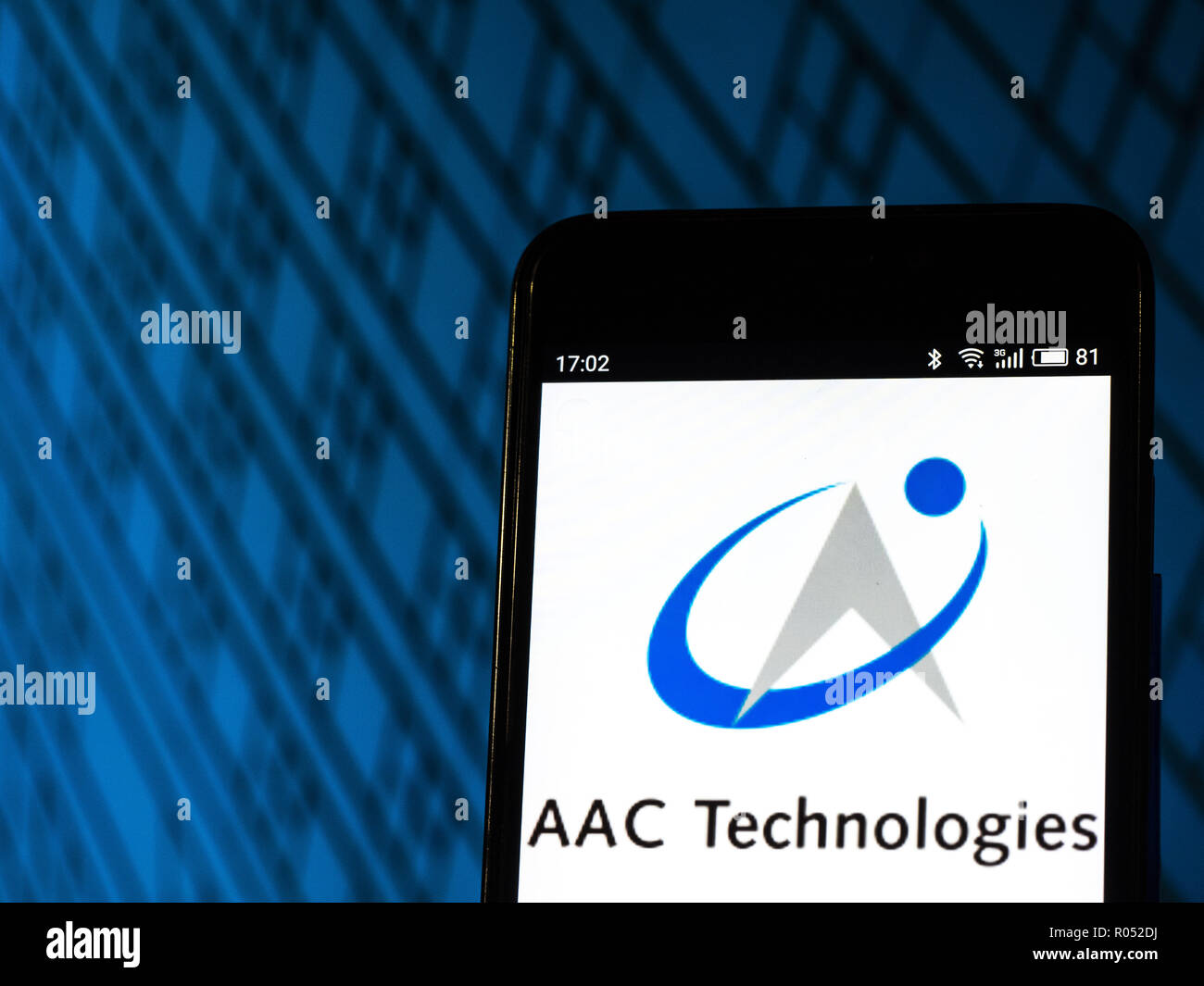 Kiev, Ucraina. 1 Nov, 2018. Tecnologie di AAC Holdings Inc. Altro componente elettronico Manufacturing Company logo che si vede visualizzato sul telefono intelligente. Credito: Igor Golovniov SOPA/images/ZUMA filo/Alamy Live News Foto Stock