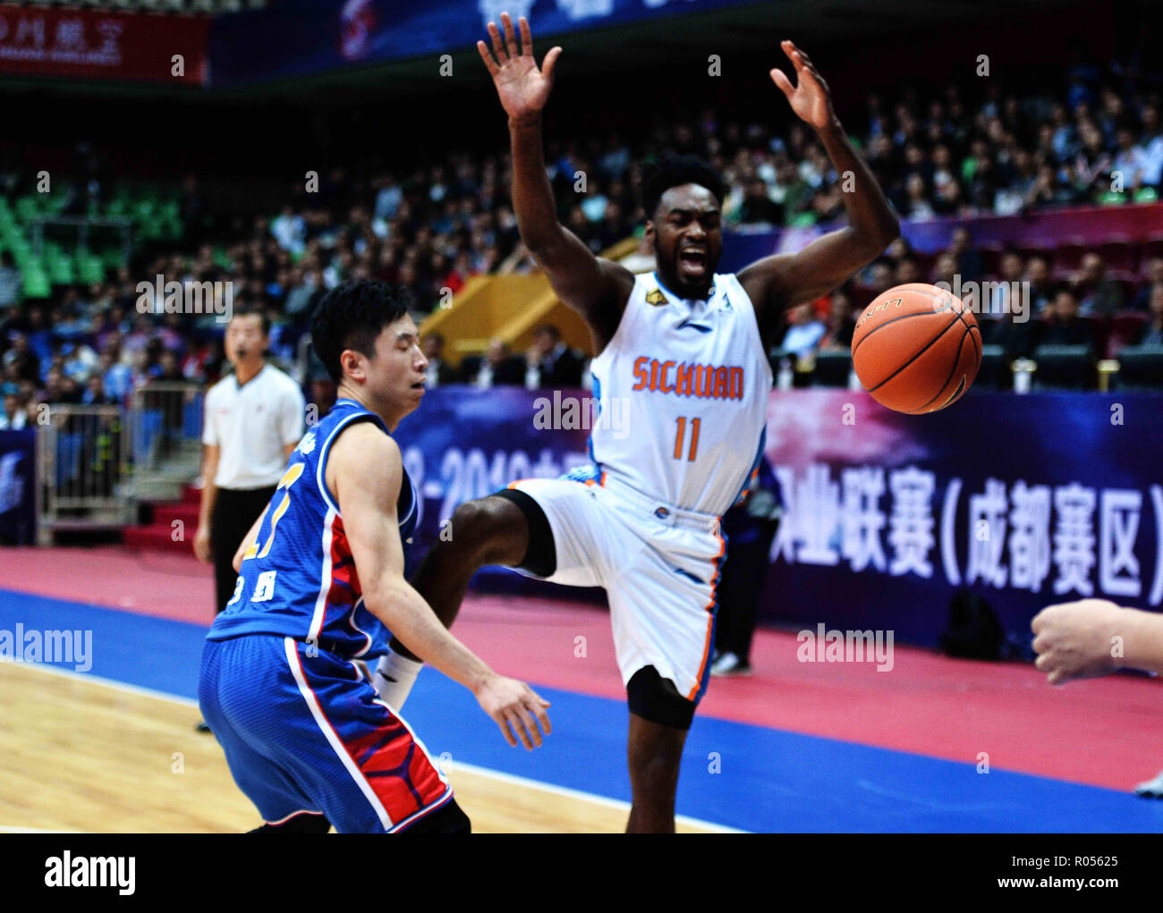 Chengdu Chengdu, in Cina. 2° Nov, 2018. Chengdu, Cina-Sichuan Jinzun Wuliang squadra di basket sconfitte Tianjin Binhai Yunshang 102-99 a 2018/19 CBA a Chengdu, southwest ChinaÃ¢â'¬â"¢s nella provincia di Sichuan. Credito: SIPA Asia/ZUMA filo/Alamy Live News Foto Stock