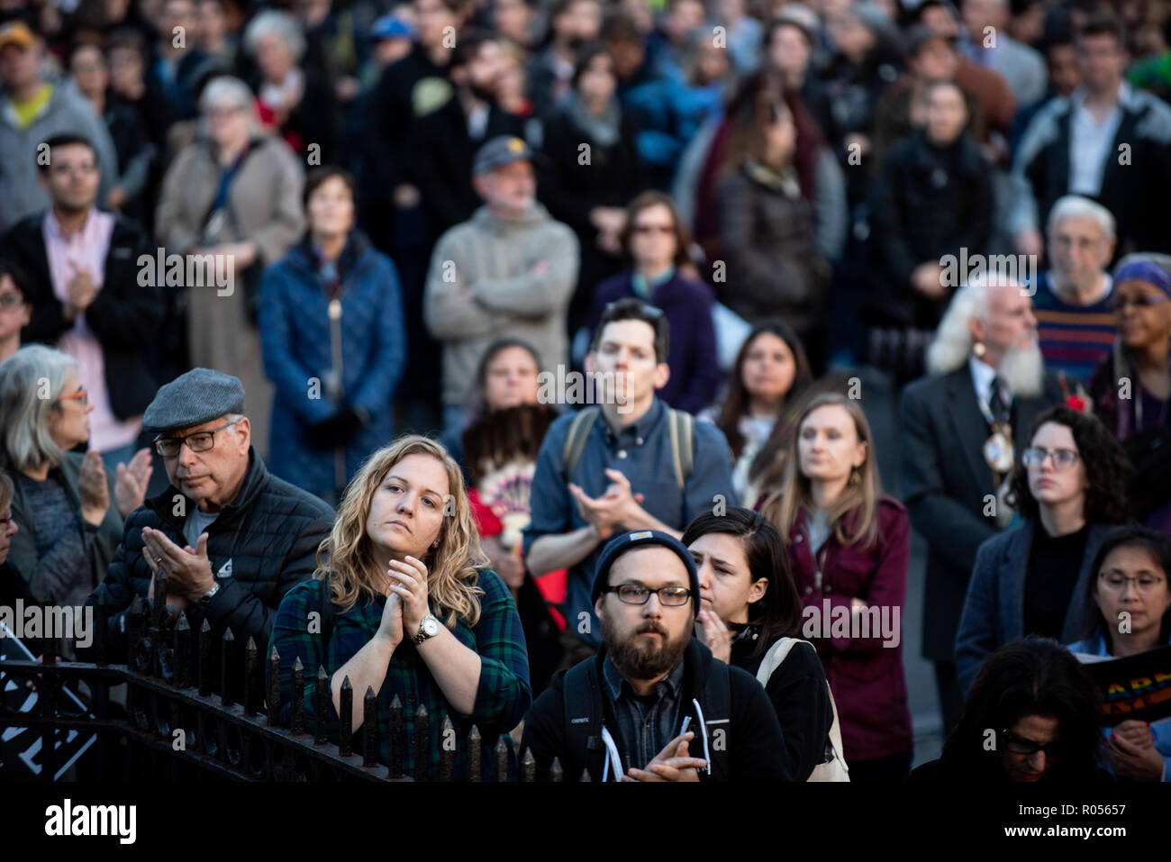 La gente si vede a pregare per le vittime durante la protesta contro la Trump visita. In seguito agli avvenimenti dell'albero della vita, ripresa in Pittsburgh, PA e l arrivo di Donald Trump, di cui la maggior parte dei locali ha detto di stare lontano, vi è stato un grande amore marzo, che poi è stato seguito da un rally a tutta la comunità ebraica centro in Squirrel Hill. Foto Stock