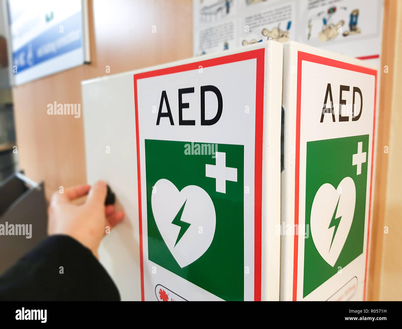 Marburg, Germania. 29 ott 2018. Un defibrillatore semiautomatico esterno (AED) in una scatola in Marburger Kreishaus. Il dispositivo è usato come una prima misura di aiuto in caso di arresto cardiaco improvviso. (A dpa "Cerchio installa mobile di dispositivi per la rianimazione' dal 02.11.2018) Credito: Carolin Eckenfels/dpa/Alamy Live News Foto Stock