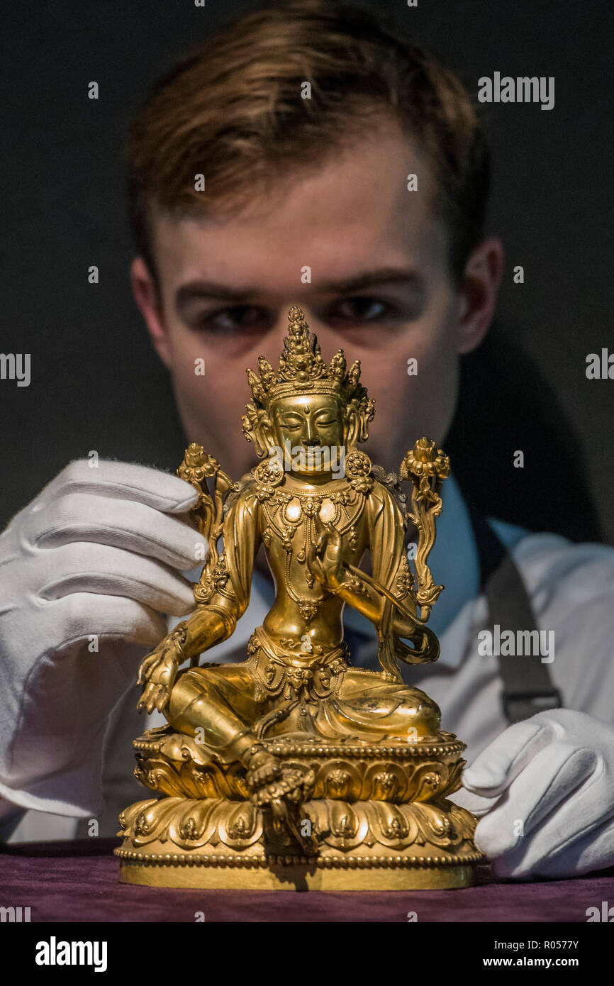 Londra, Regno Unito. 2 Novembre, 2018. Finely-Cast Gilt-Bronze figura seduta di Avalokiteshvara Xuande di sei caratteri marchio inciso e del periodo (1426-1435) Stima: £150,000-200,000- Christie's belle ceramiche cinesi e opere d'arte d'aste anteprima. Le opere saranno a vista e aperta al pubblico dal 2 al 5 novembre. Credito: Guy Bell/Alamy Live News Foto Stock