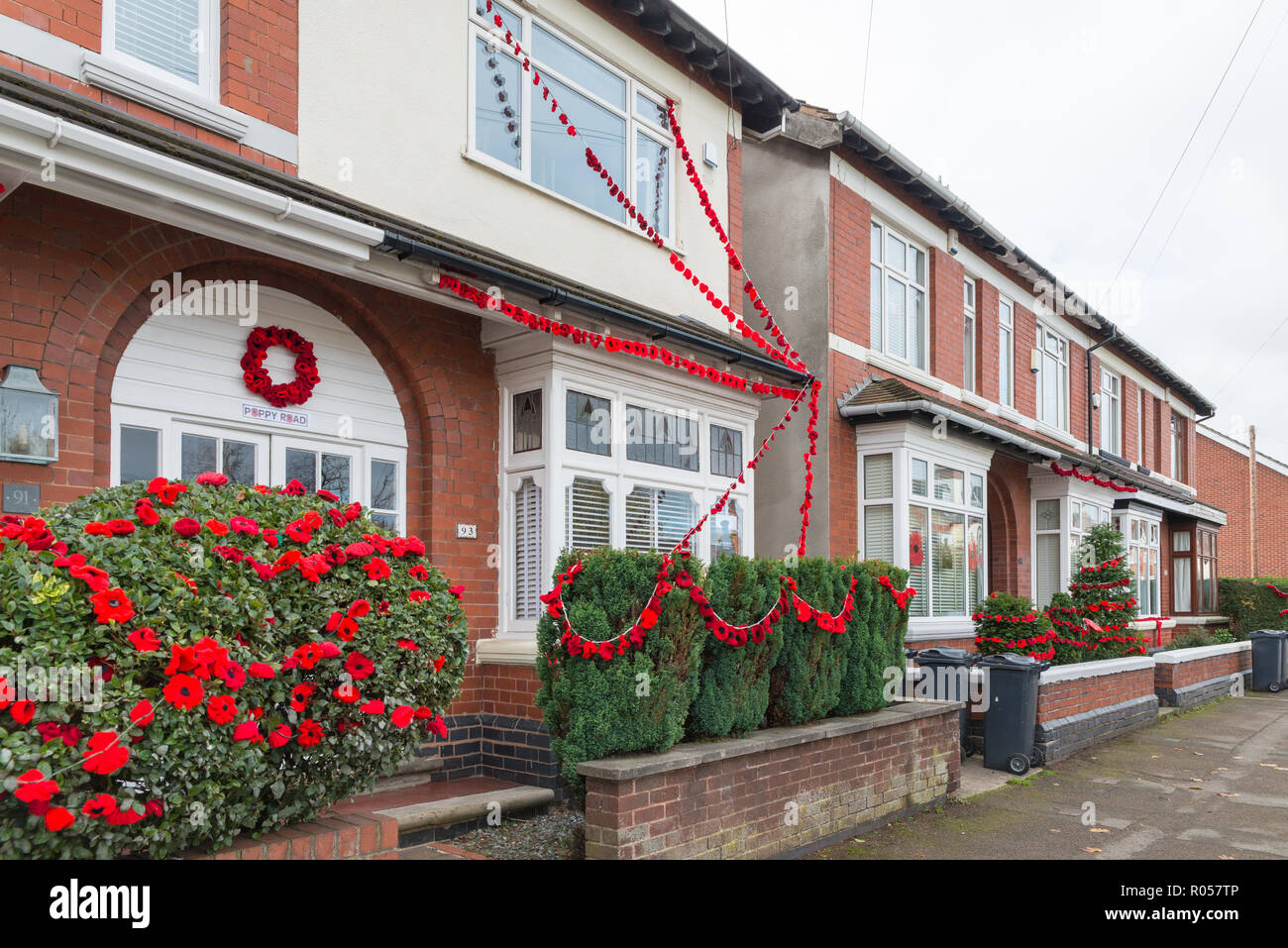 Aldridge, West Midlands, Regno Unito. Il 2 novembre 2018. Station Road è stata temporaneamente rinominata strada di papavero per ricordare ai residenti che hanno preso il treno dalla stazione di Aldridge di andare alla guerra tra il 1914 e il 1918. Credito: Nick Maslen/Alamy Live News Foto Stock