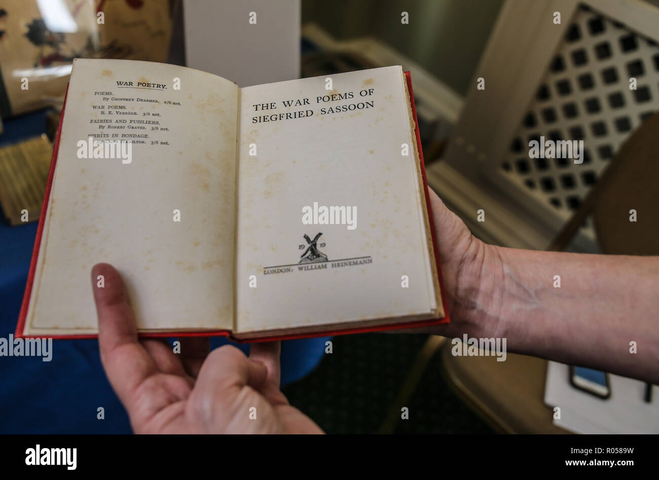 Londra REGNO UNITO 02 novembre 2018 l'ABA (Libro antiquario Association) Chelsea libro raro Fair al Chelsea Old Town Hall per la XXVIII edizione con più di 80 espositori specializzati in tutti i tipi di libri e manoscritti, mappe, stampe e ephemera, con alcune fantastiche offerte come la prima edizione delle Poesie di guerra Siegfried Sasson con etichette di carta sign da William Nicholson,uno di soli 2000 copie stampate .offerti per £800.00 @Paolo Quezada-Neiman/Alamy Live News Foto Stock