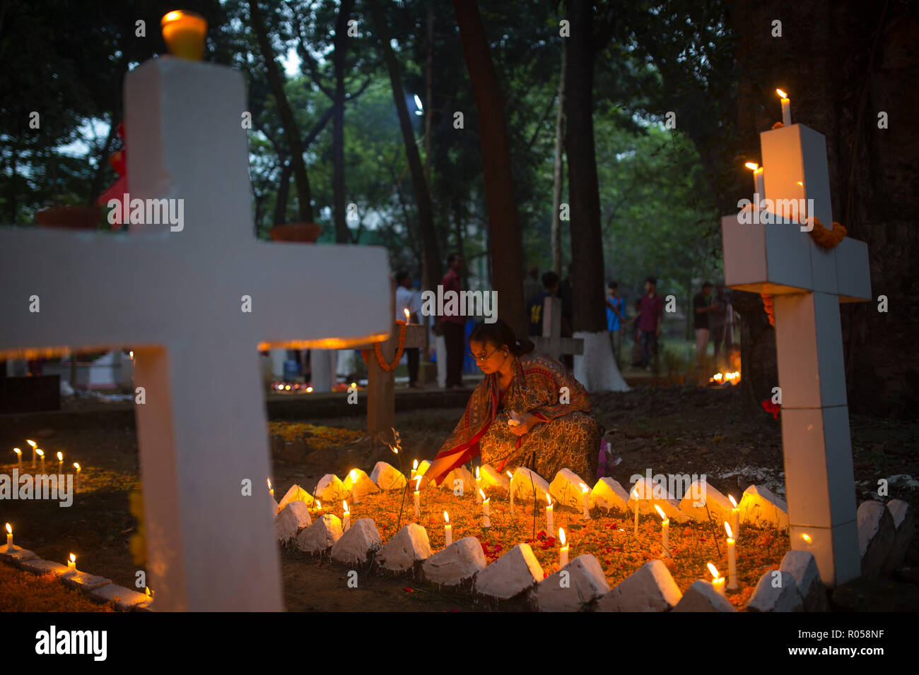 Dacca in Bangladesh. 2 Nov 2018. Devoti cristiani osservare il giorno della commemorazione di tutti i defunti, noto come la festa di tutte le anime, la Commemorazione di tutti i fedeli defunti a Dhaka , Bangladesh nel novembre 02, 2018. In questo giorno, i cristiani venuti al cimitero e a pregare per i defunti dei loro cari..tutte anima del giorno è un cattolico romano giorno del ricordo per amici e cari scomparsi. Credito: zakir hossain chowdhury zakir/Alamy Live News Foto Stock