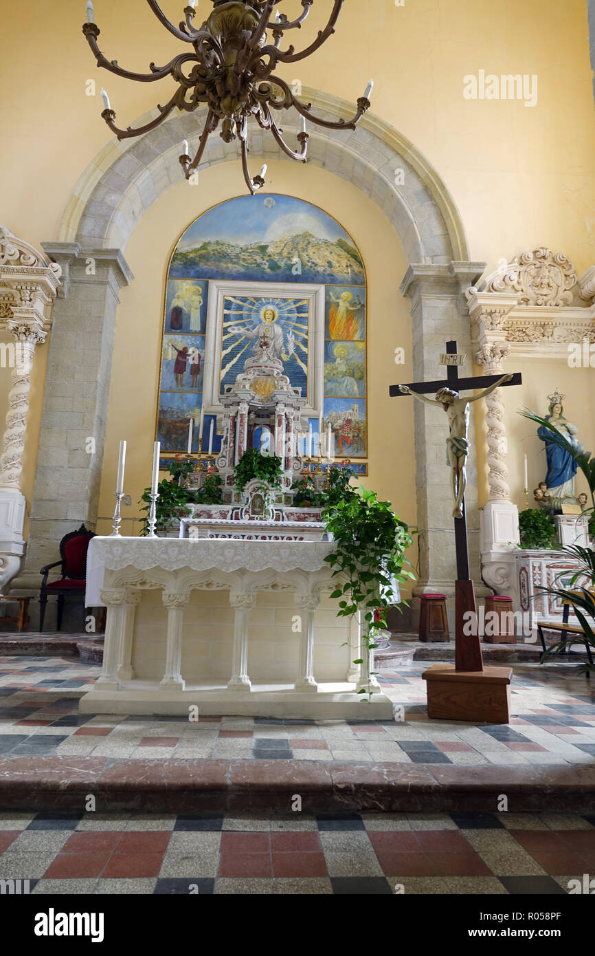 Savoca, Italien. 05 Sep, 2018. 05.09.2018, l'Italia, Savoca: l'altare nella chiesa di San Nicolò a partire dal XVI secolo. La chiesa è anche chiamata Santa Lucia. Il villaggio è noto sin dal 1415. Savoca è stata la posizione per diverse scene della trilogia cinematografica Il Padrino. Credito: Alexandra Schuler/dpa | in tutto il mondo di utilizzo/dpa/Alamy Live News Foto Stock