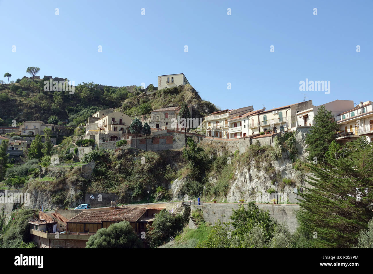 Savoca, Italien. 05 Sep, 2018. 05.09.2018, l'Italia, Savoca: Vista della città siciliana Savoca. Il villaggio è noto sin dal 1415. Savoca è stata la posizione per diverse scene della trilogia cinematografica Il Padrino. Credito: Alexandra Schuler/dpa | in tutto il mondo di utilizzo/dpa/Alamy Live News Foto Stock