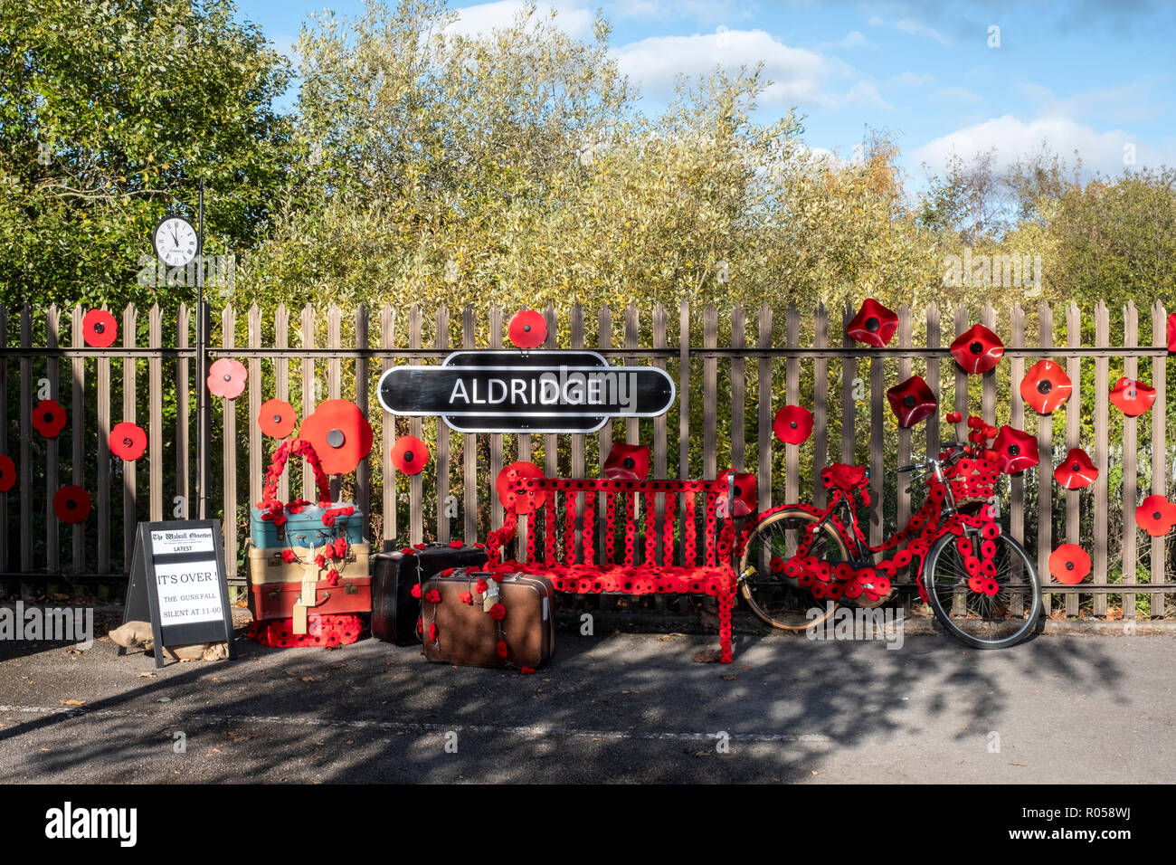 Strada di papavero 1 al 11 novembre, 2018. Un ricordo omaggio da una generazione all altra, Aldridge, Walsall, Regno Unito Foto Stock