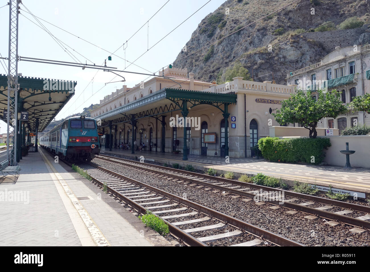 Taormina, Italien. 04 Sep, 2018. 04.09.2018, l'Italia, Taormina: la stazione ferroviaria Taormina-Giardini. La stazione di Taormina (ufficialmente chiamato Taormina-Giardini) si trova nel distretto di Villagonia, a pochi metri dalla costa. In occasione della visita di Sissi, la stazione Taormina-Giardini, che è stato istituito nel 1866, è stato notevolmente ampliato e ricevuto la tuttora esistente edificio principale in stile Art Nouveau. Credito: Alexandra Schuler/dpa | in tutto il mondo di utilizzo/dpa/Alamy Live News Foto Stock