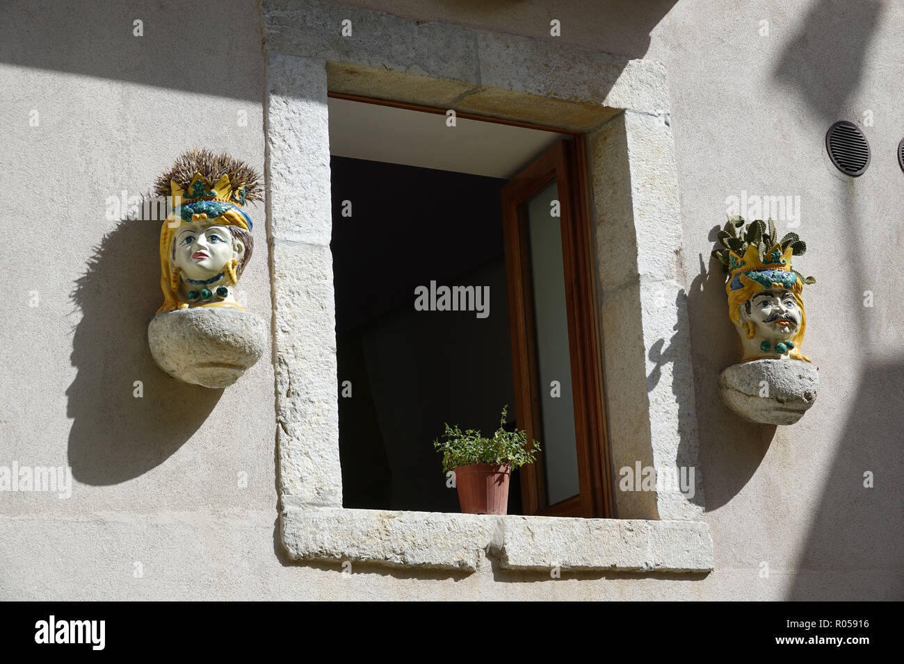 Castelmola, Italien. 06 Sep, 2018. 06.09.2018, l'Italia, Castelmola: Teste di ceramica (Testa di Moro) raffigurante una donna e un uomo sono attaccati ad una finestra su una casa nel villaggio di montagna di Castelmola. La tradizionale ceramica siciliana, cammina indietro per una leggenda durante il regno dei Saraceni in Sicilia. Credito: Alexandra Schuler/dpa | in tutto il mondo di utilizzo/dpa/Alamy Live News Foto Stock