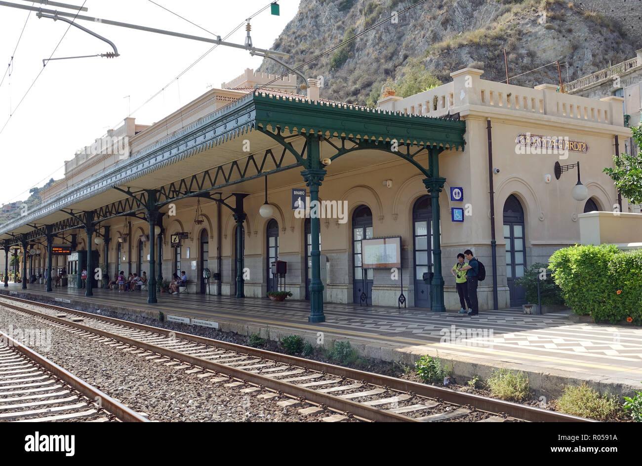 Taormina, Italien. 04 Sep, 2018. 04.09.2018, l'Italia, Taormina: la stazione ferroviaria Taormina-Giardini. La stazione di Taormina (ufficialmente chiamato Taormina-Giardini) si trova nel distretto di Villagonia, a pochi metri dalla costa. In occasione della visita di Sissi, la stazione Taormina-Giardini, che è stato istituito nel 1866, è stato notevolmente ampliato e ricevuto la tuttora esistente edificio principale in stile Art Nouveau. Credito: Alexandra Schuler/dpa | in tutto il mondo di utilizzo/dpa/Alamy Live News Foto Stock