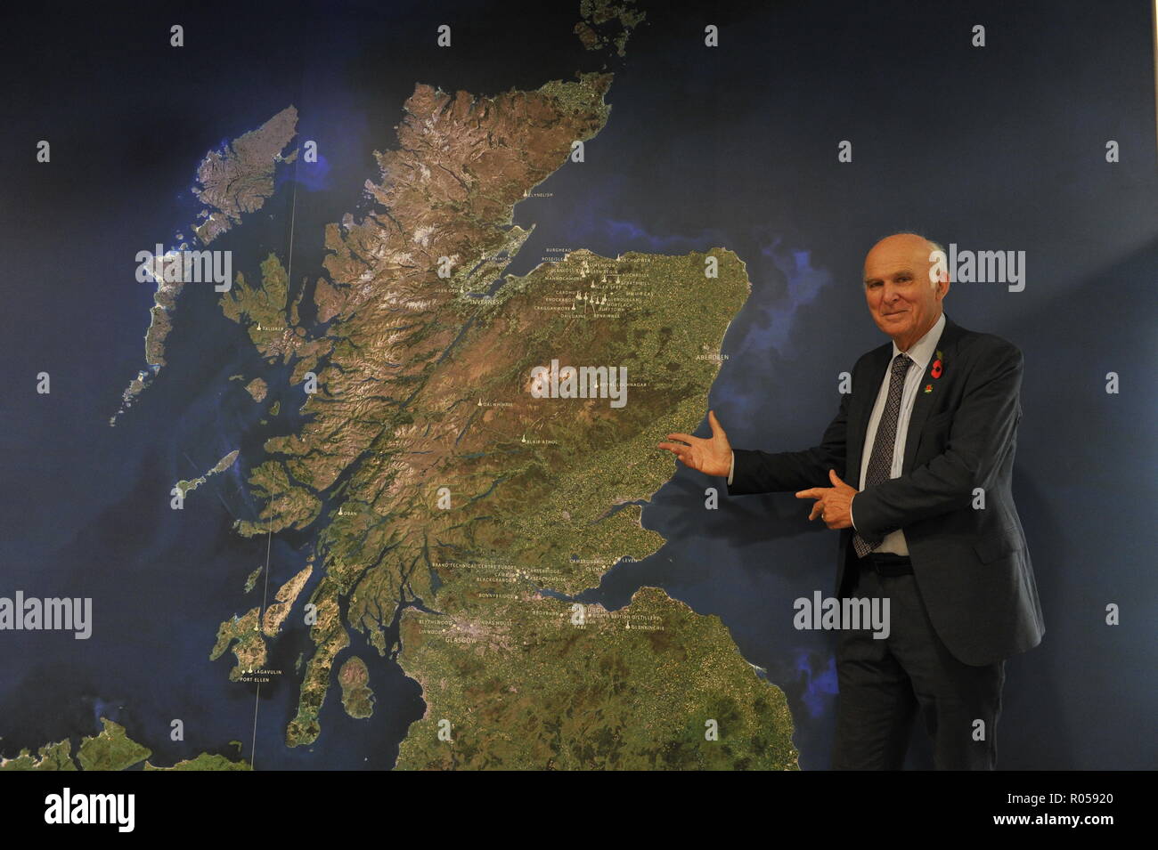 Edinburgh, Regno Unito. 2 Nov 2018. Il 2 novembre 2018, Edimburgo. Gruppo del Partito europeo dei liberali democratici leader vince il cavo si unisce a Edinburgh West MP Christine Jardine in occasione di una visita a Edimburgo uffici di Diageo, uno dei più grandi del mondo di distillatori dove il primo segretario commerciale discuterà il bilancio e Brexit con i dirigenti dell'azienda. Credito: Colin Fisher/Alamy Live News Foto Stock