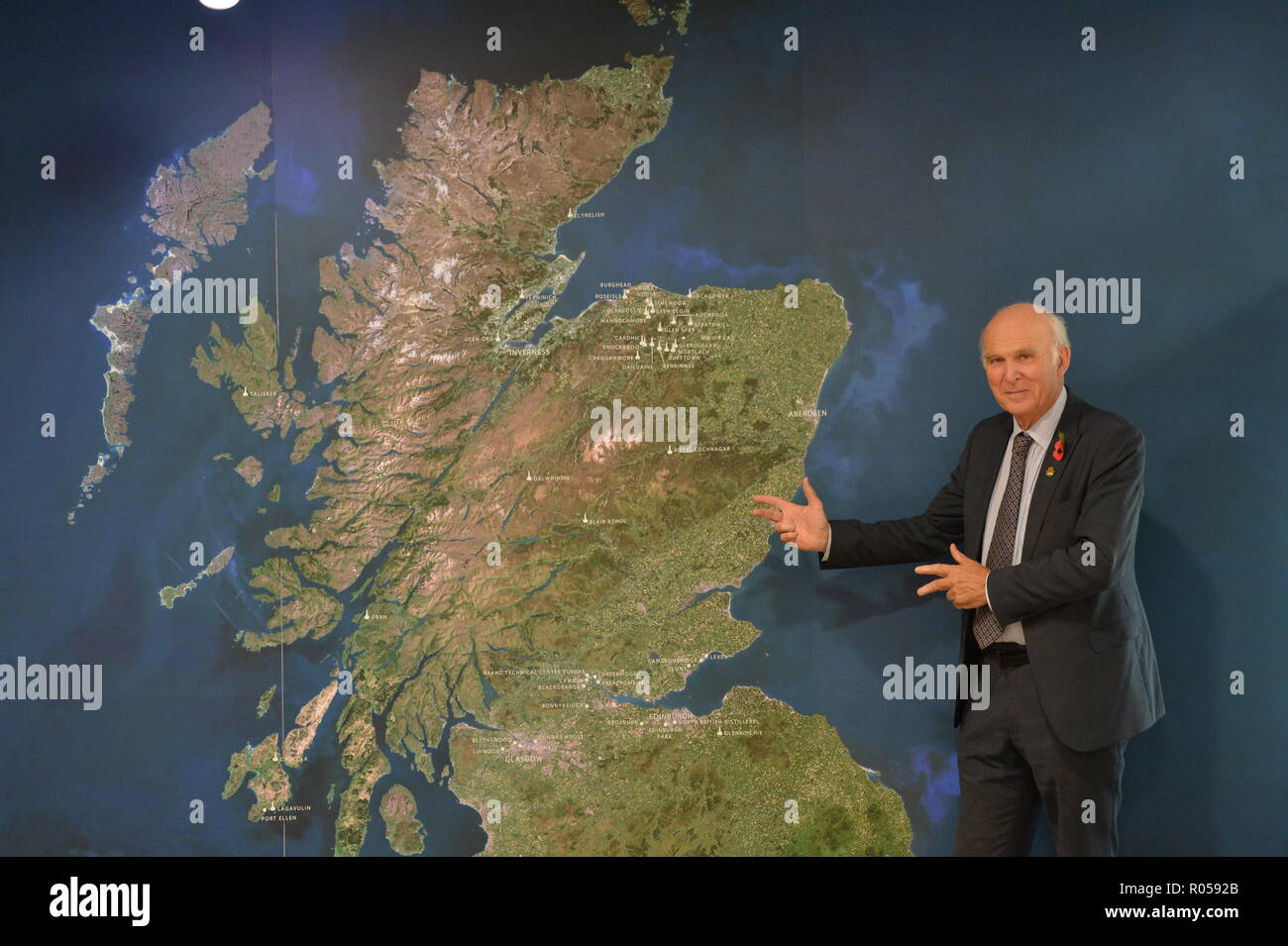 Edinburgh, Regno Unito. 2 Nov 2018. Il 2 novembre 2018, Edimburgo. Gruppo del Partito europeo dei liberali democratici leader vince il cavo si unisce a Edinburgh West MP Christine Jardine in occasione di una visita a Edimburgo uffici di Diageo, uno dei più grandi del mondo di distillatori dove il primo segretario commerciale discuterà il bilancio e Brexit con i dirigenti dell'azienda. Credito: Colin Fisher/Alamy Live News Foto Stock