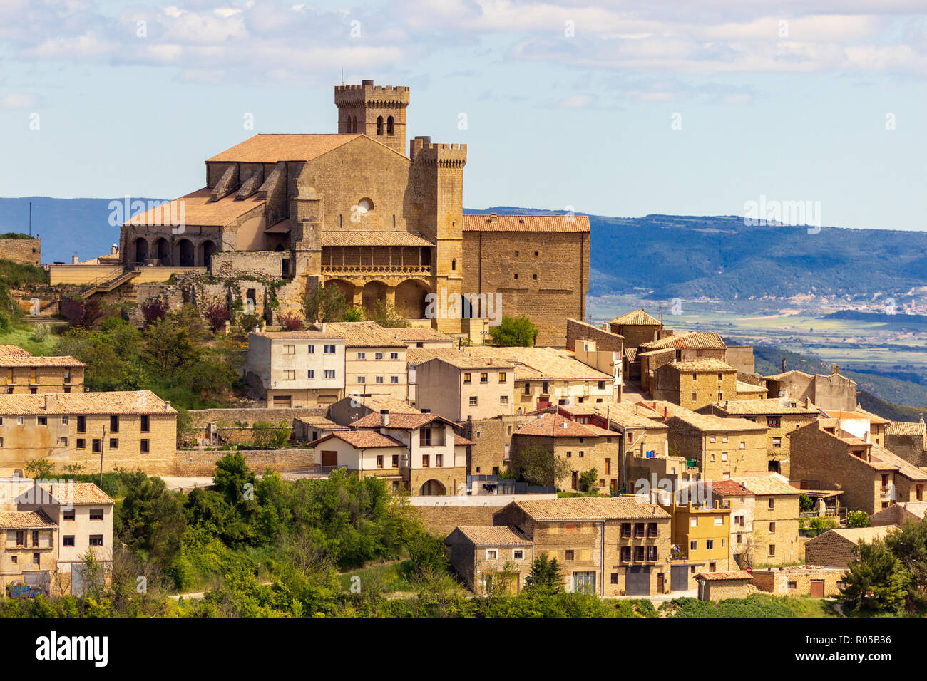 Vista sulla città spagnola Ujue (Uxue in basco) e il suo dodicesimo secolo chiesa fortificata in Navarra, Spagna Foto Stock
