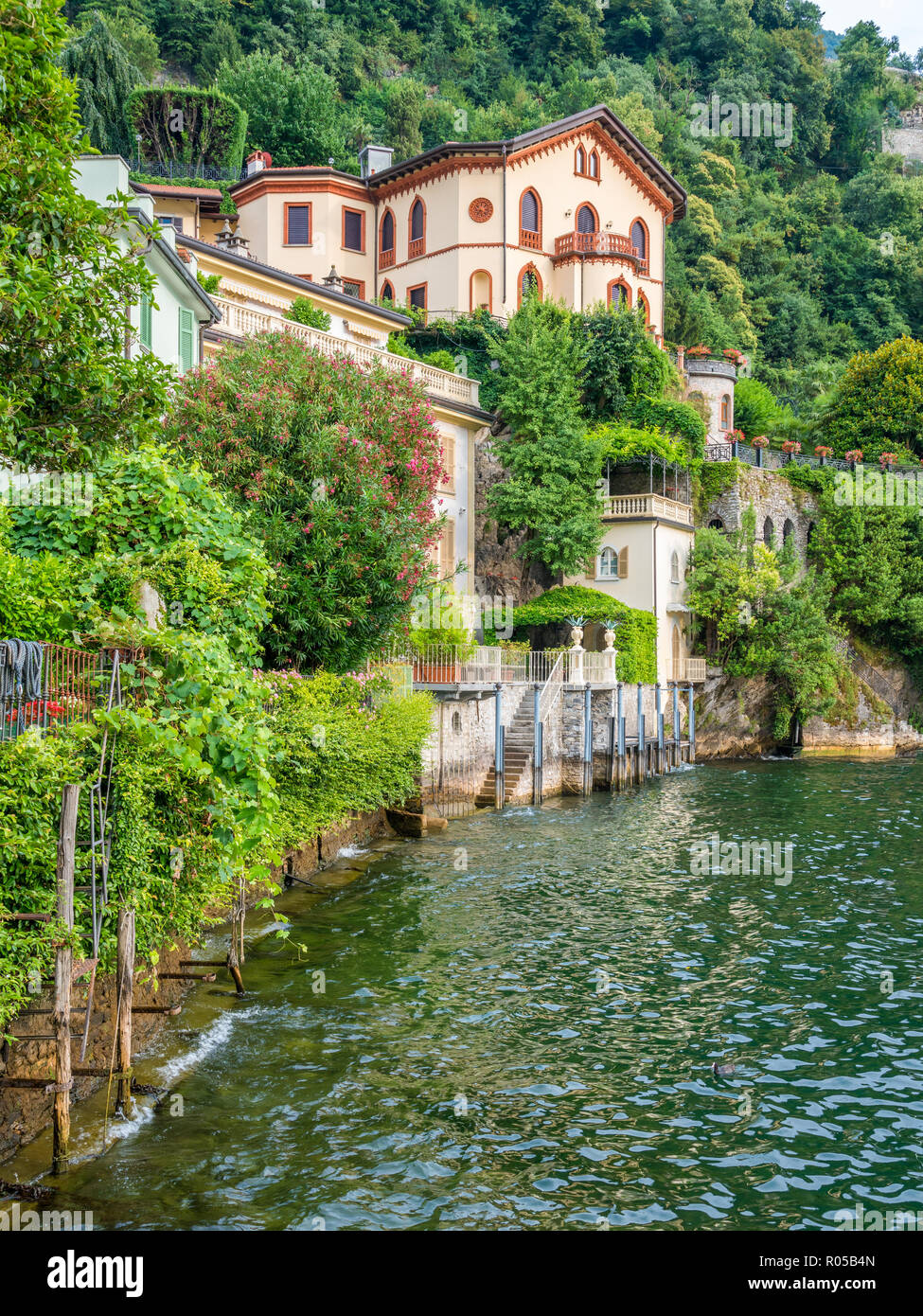 Scenic vista in torno, colorato e pittoresco villaggio sul lago di Como. Lombardia, Italia. Foto Stock
