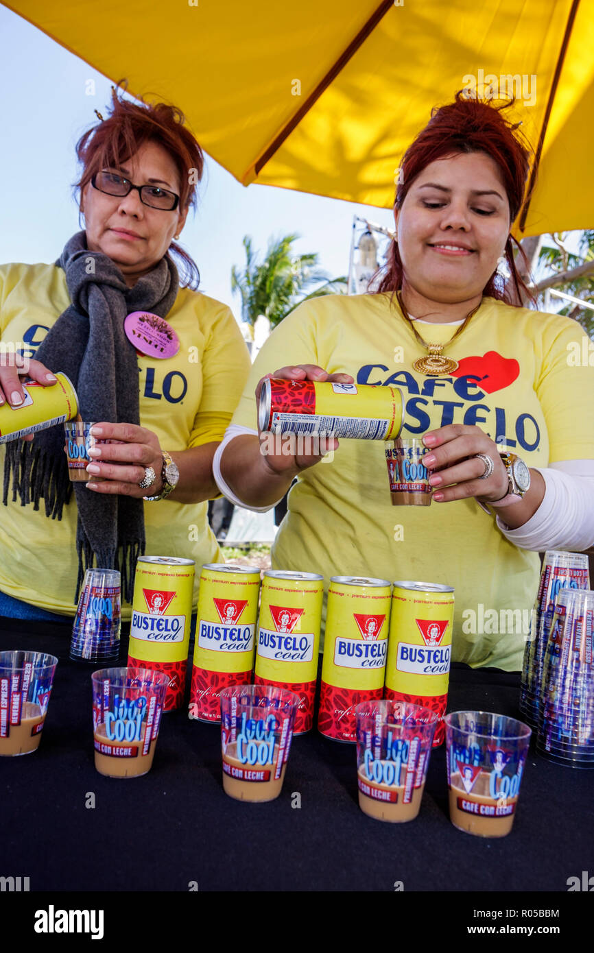 Miami Beach Florida, Ocean Drive, Art Deco Weekend, festival campioni gratuiti, prodotto, donne ispaniche donne, caffè Bustelo, bevande caffè, ecc Foto Stock