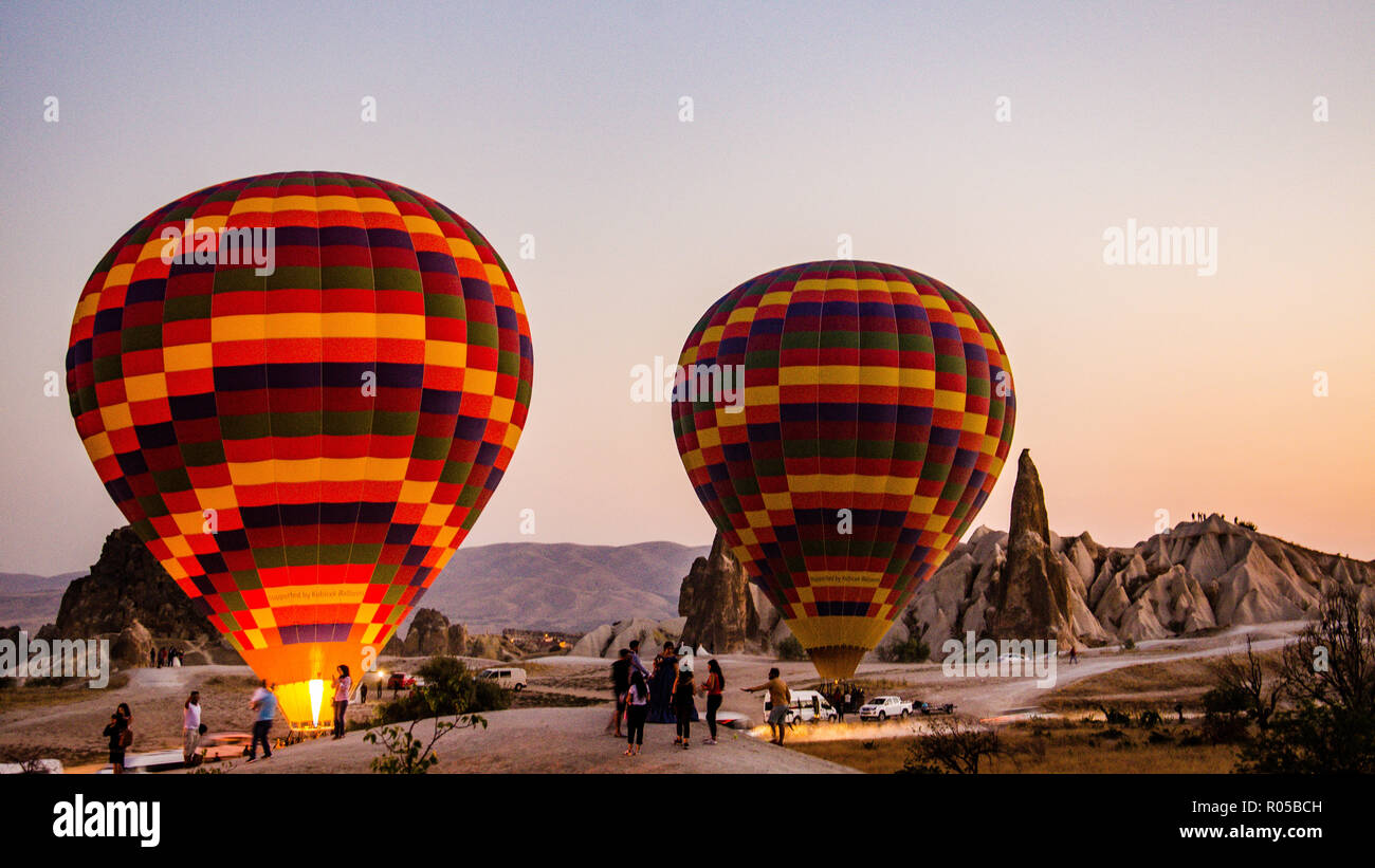 Cappadocia - Turchia - Agosto 2018: Mongolfiera Volare a sunrise . Foto Stock