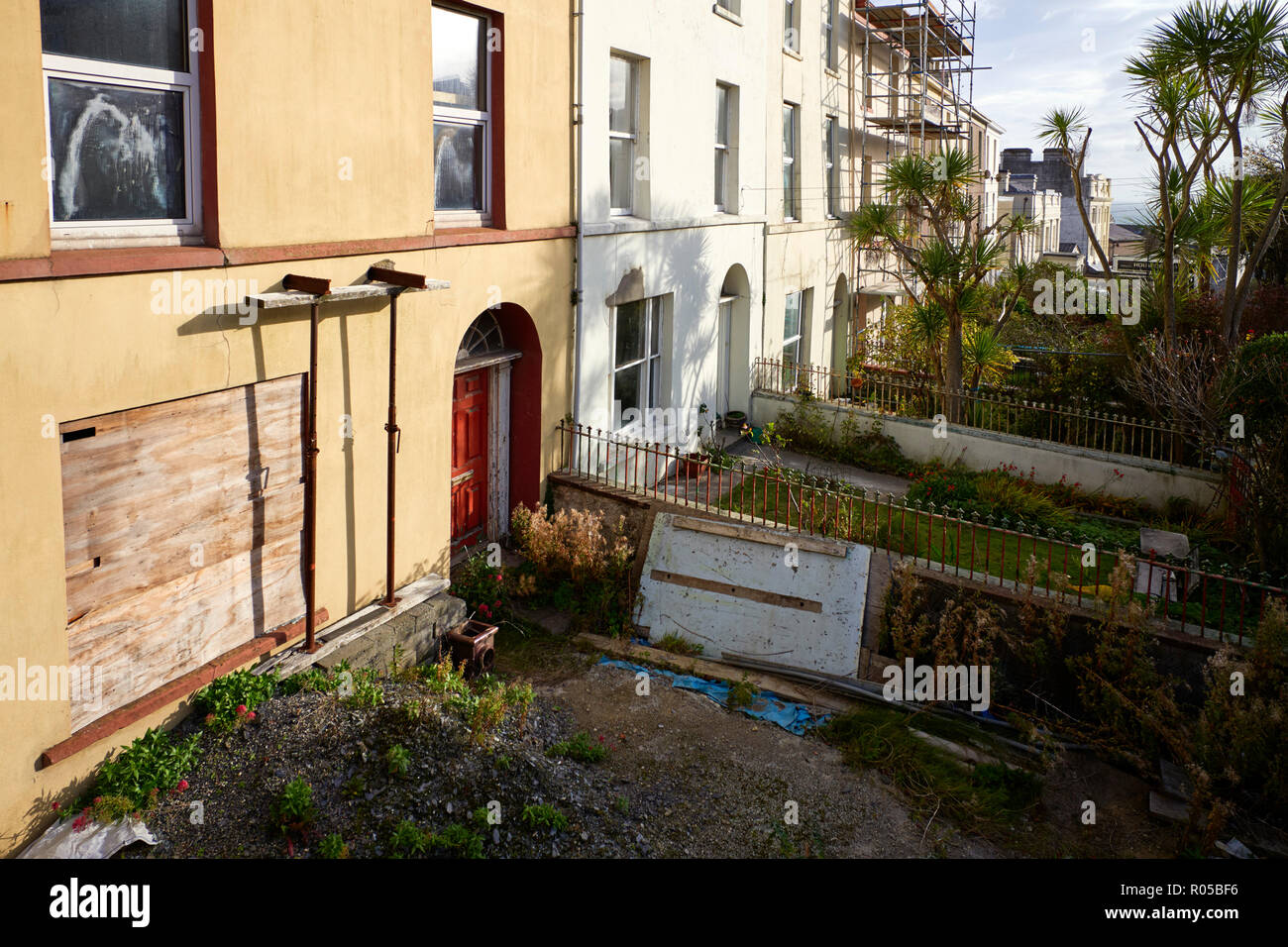 Terrazza dell'edificio vittoriano con lunghi giardini frontali in Douglas, Isola di Man Foto Stock