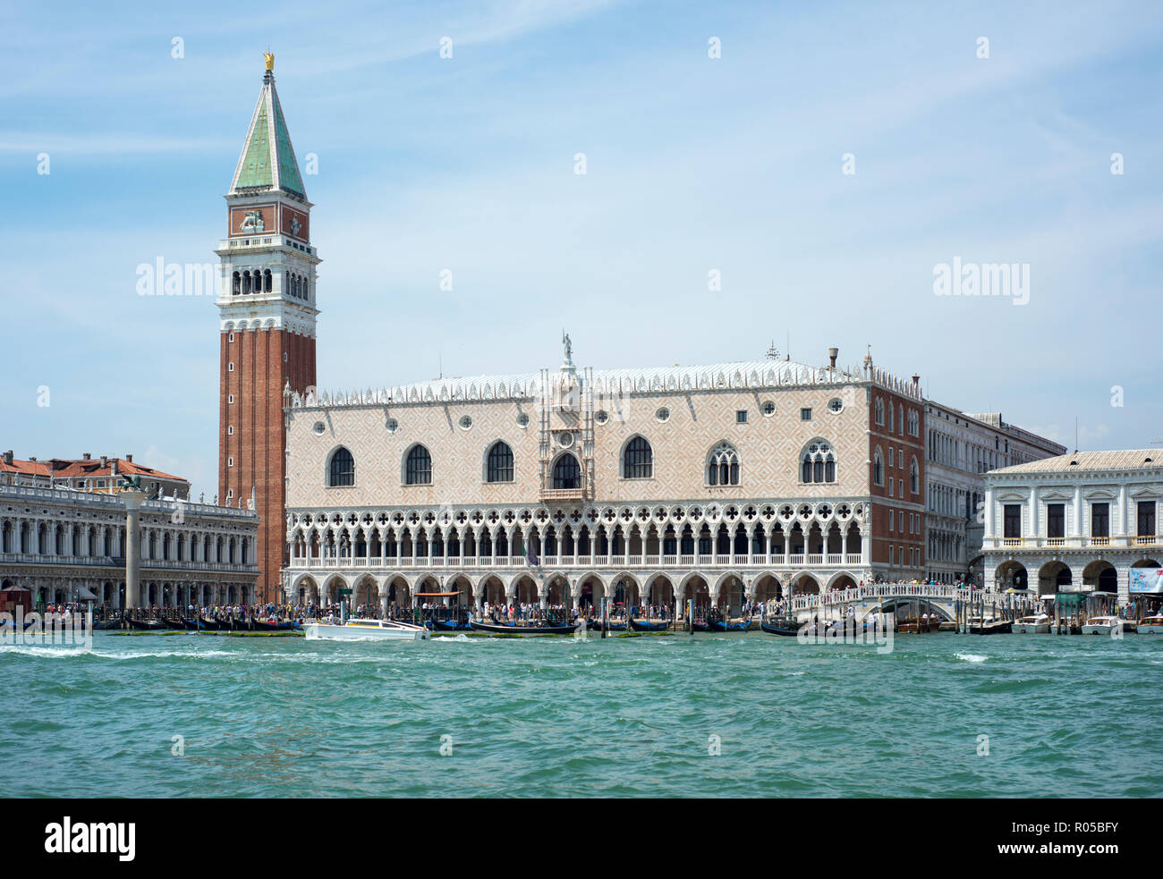 Vista del Palazzo Ducale) e il Campanile di Piazza San Marco (San Marco), visto dal Grand Canal, Venezia, Italia Foto Stock