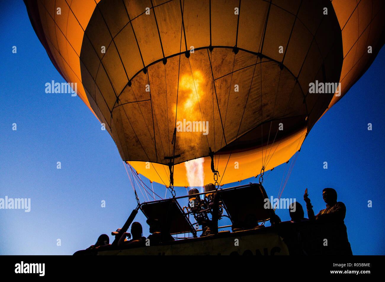 Cappadocia - Turchia - Agosto 2018: Mongolfiera Volare a sunrise . Foto Stock