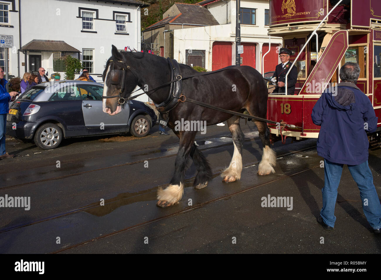 Il tram cavallo Andew tirando double deck il tram numero 18 in Douglas, Isola di Man Foto Stock