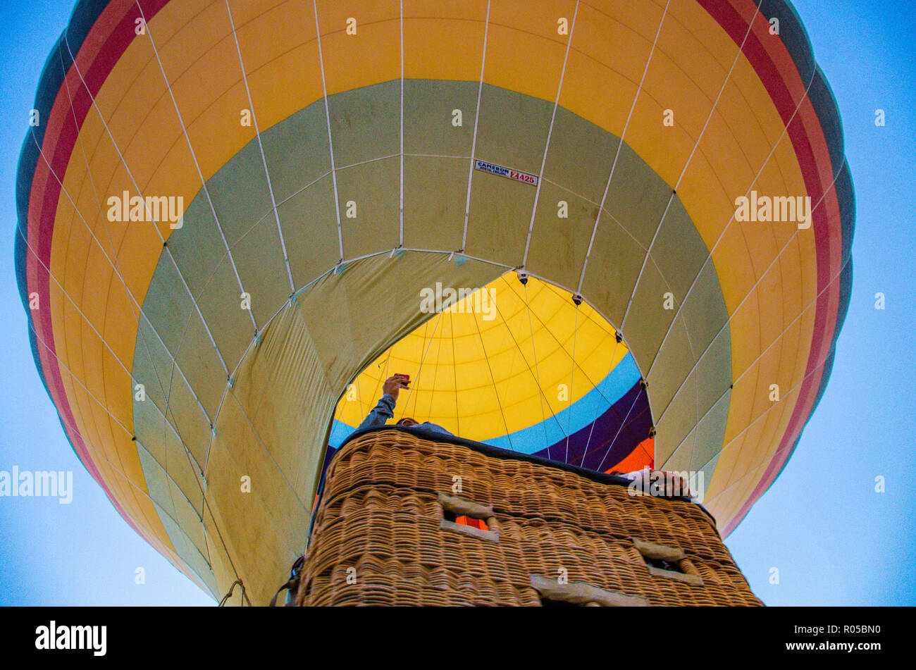 Cappadocia - Turchia - Agosto 2018: Mongolfiera Volare a sunrise . Foto Stock