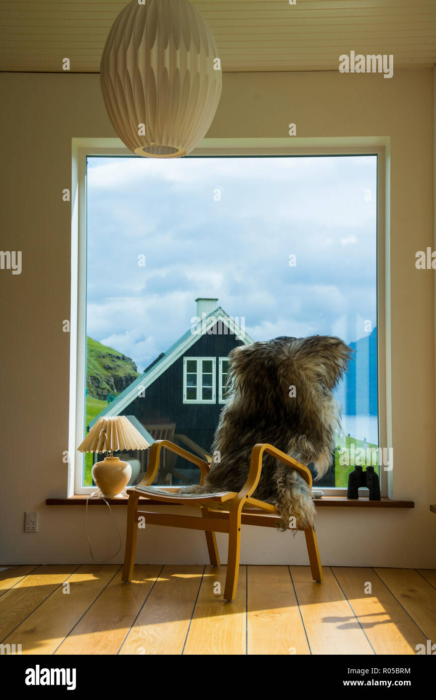 Il giocattolo di peluche su una sedia in una casa tipica, Gjogv, Eysturoy isola, isole Faerøer, Danimarca Foto Stock