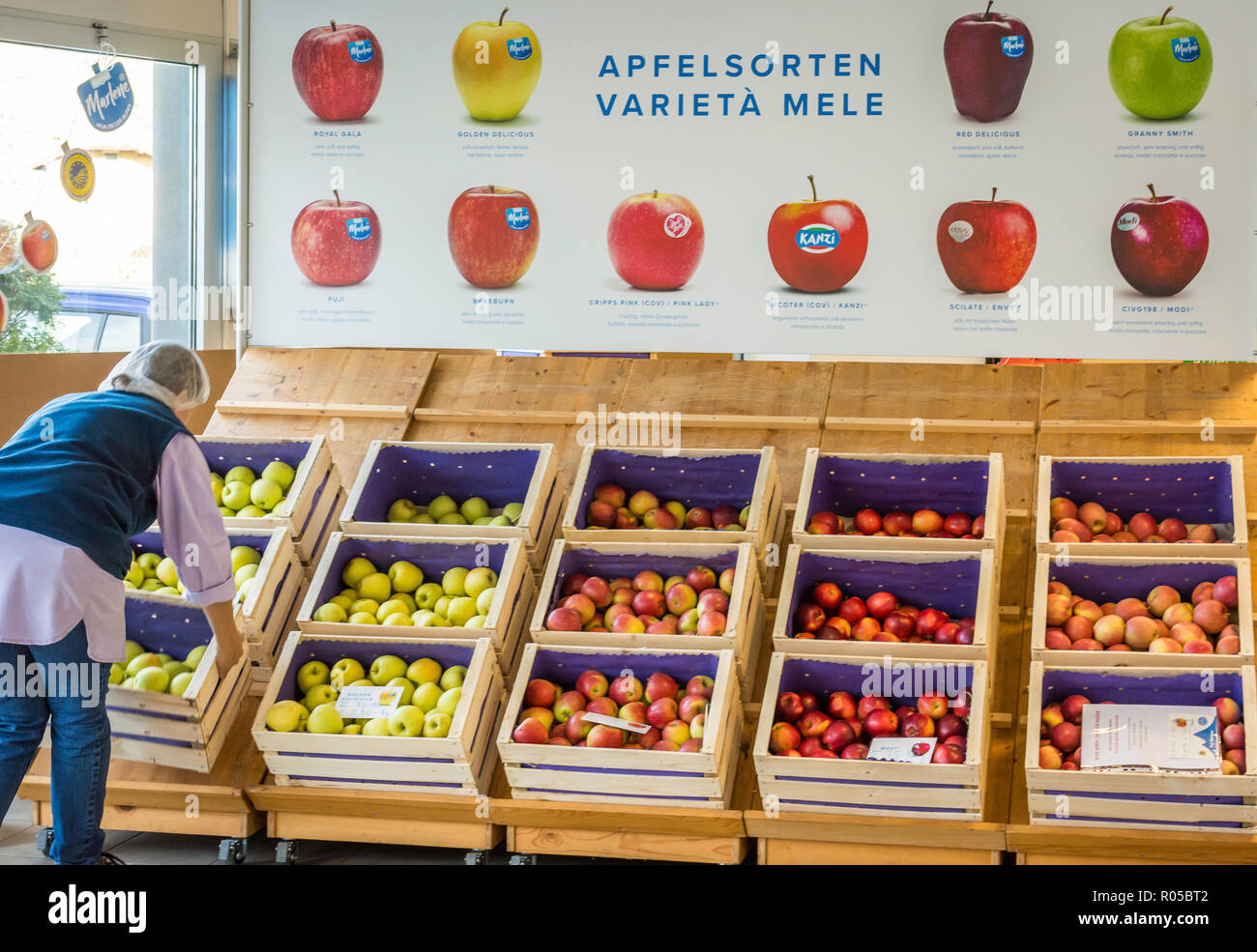 Gli agricoltori fresche Mele Melinda a livello locale mercato all'aperto.Marlene, nato nel 1995, è uno dei primi e dei più famosi marchi di Apple paese Alto Adige, n Foto Stock