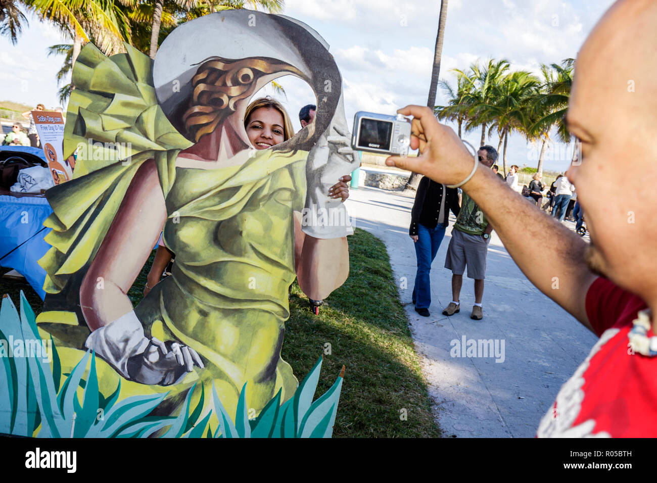 Miami Beach Florida, Ocean Drive, Art Deco Weekend, architettura, architettura, festival, evento, celebrazione, fotografia cutout uomo, adulti adulti donna donne female Foto Stock