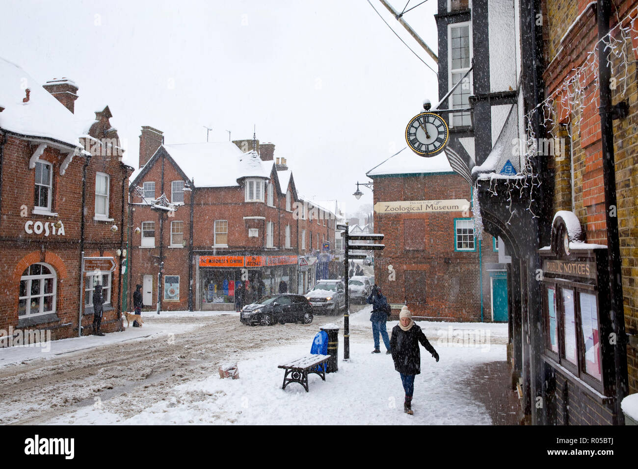 Il traffico si arresta sulla High Street n la città mercato di Tring Hertfordshire, Inghilterra coperto di neve durante l'inverno blizzard Foto Stock