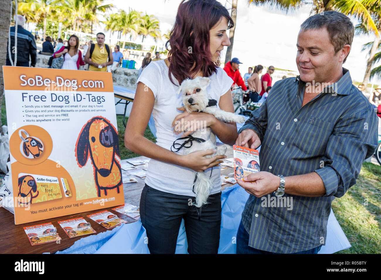 Miami Beach Florida,Ocean Drive,Art Deco Weekend,architettura festival so be dog.com,free ID tag,servizio di registrazione animali domestici,proteggere,trovare,donna donne, Foto Stock