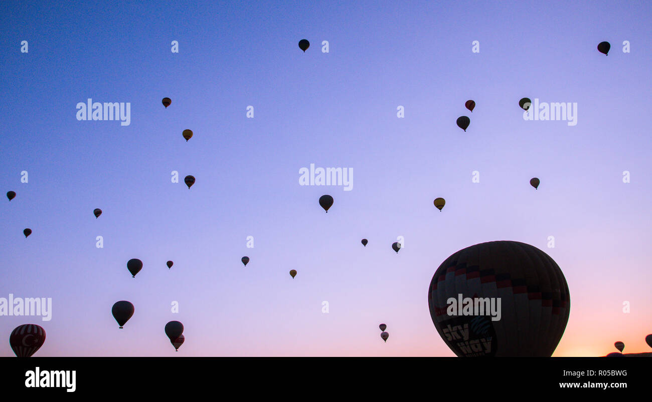 Cappadocia - Turchia - Agosto 2018: Mongolfiera Volare a sunrise . Foto Stock