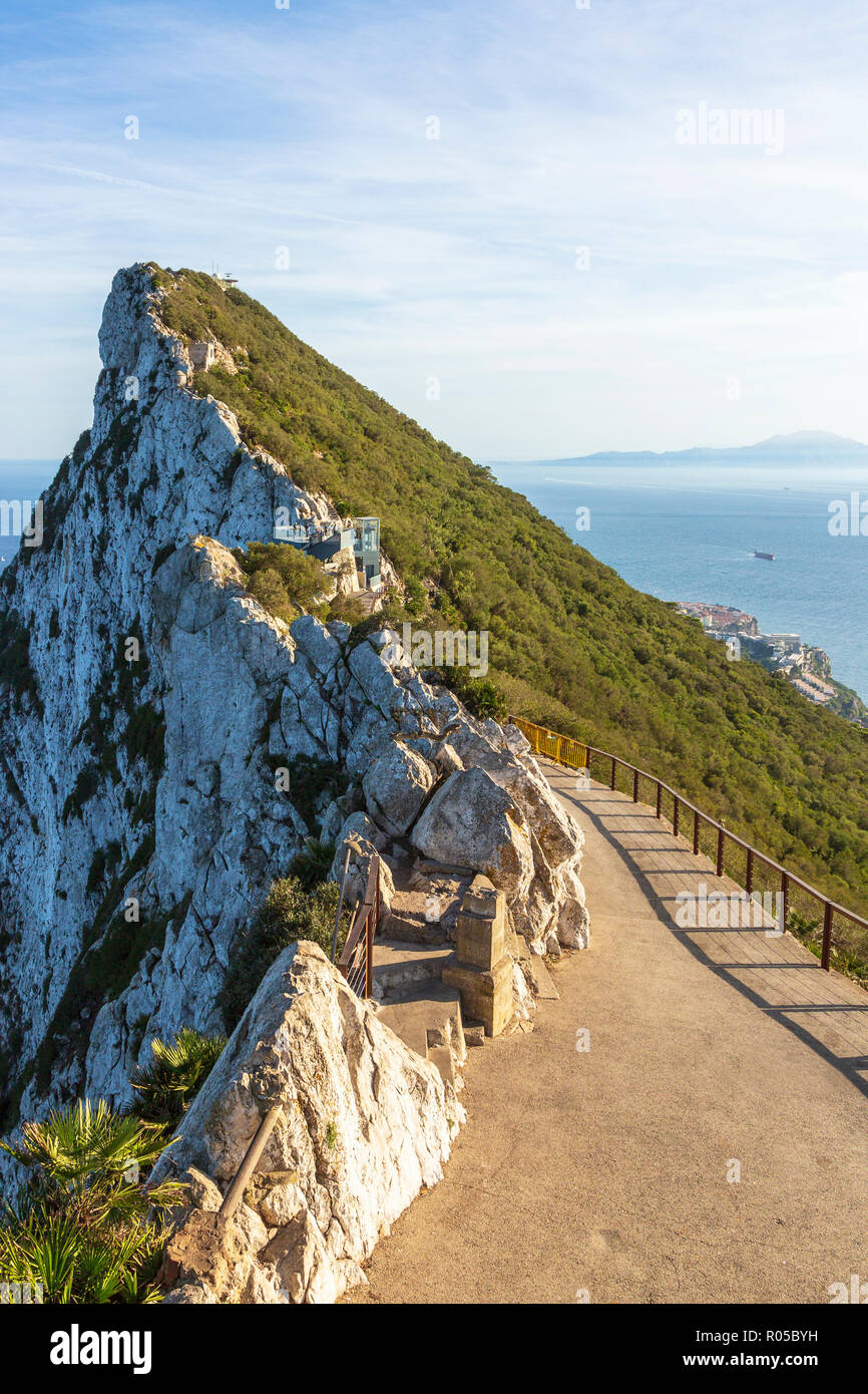 Strada di accesso al vertice della Rocca di Gibilterra, 426 metri, che si affaccia sulla baia di Gibilterra, British Overseas Territorio Foto Stock