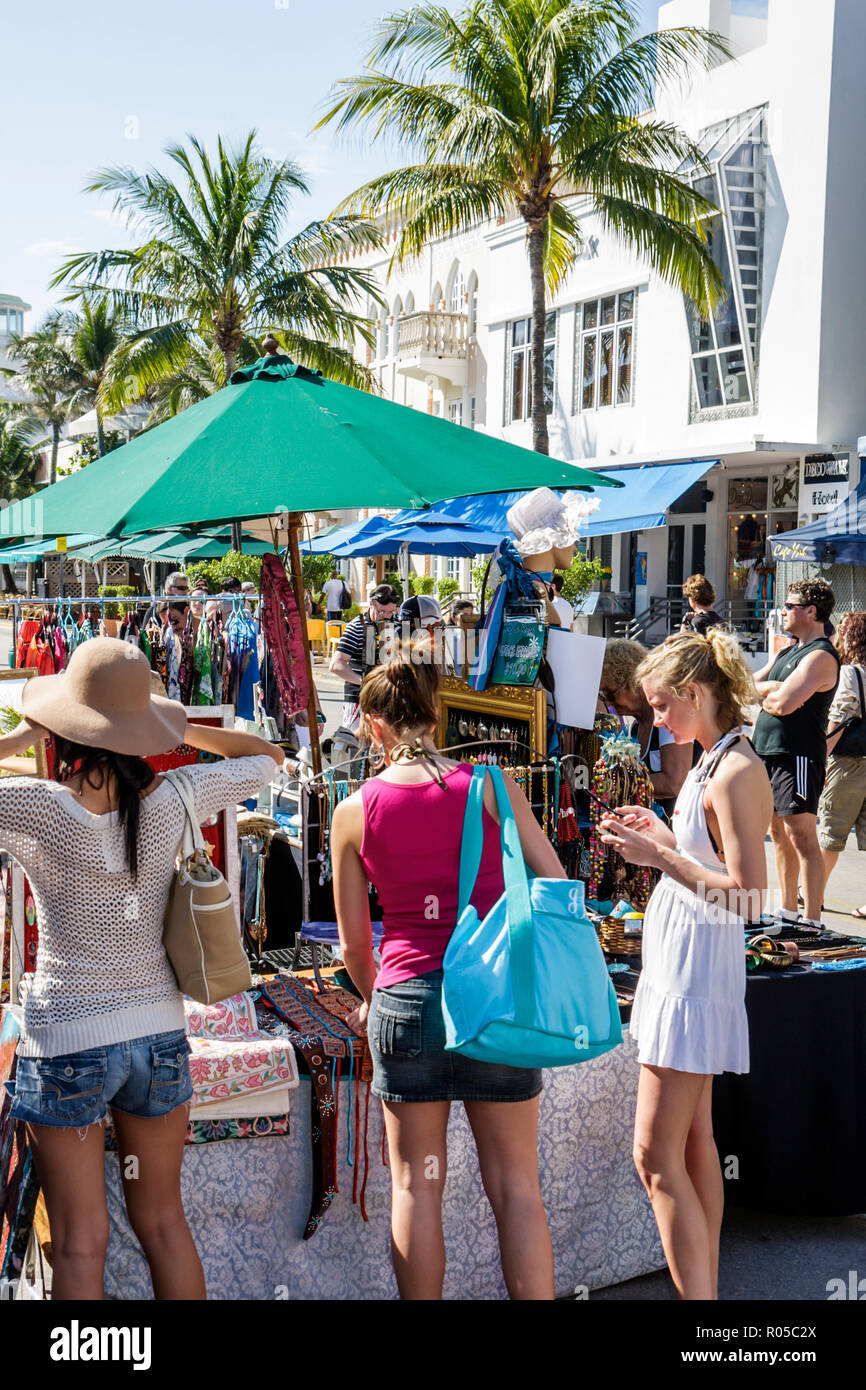 Miami Beach Florida, Ocean Drive, Art Deco Weekend, architettura festival venditori venditori, stand bancarelle stand acquirente di mercato acquistare vendere, tenda, donna femmina Foto Stock