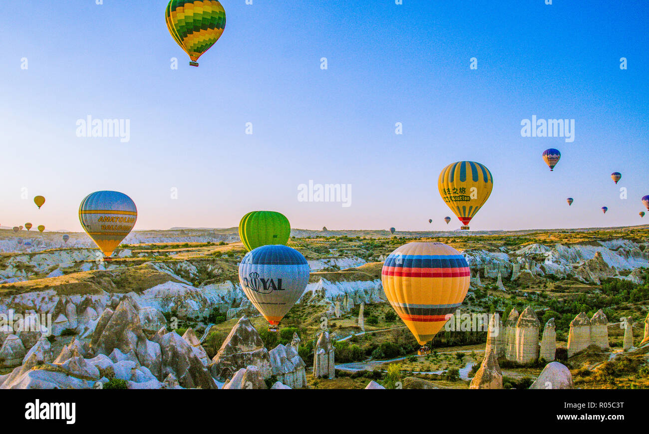 Cappadocia - Turchia - Agosto 2018: Mongolfiera Volare a sunrise . Foto Stock