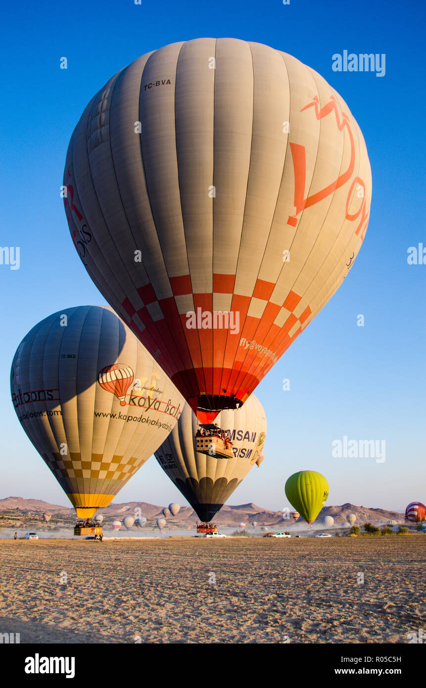 Cappadocia - Turchia - Agosto 2018: Mongolfiera Volare a sunrise . Foto Stock