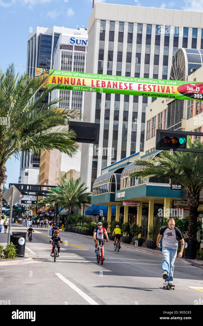 Miami Florida,Flagler Street,Bike Miami Days,Downtown,urban,community event,bike,bike,equitazione,biking,rider,ciclisti,ispanico latino latino latino latino latino latino latino latino latino latino latino latino latino etni Foto Stock