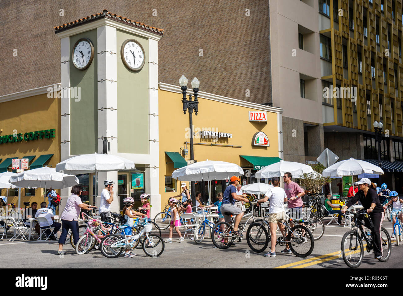 Miami Florida,Flagler Street,Bike Miami Days,Community bike,bicicletta,equitazione,ciclismo,ciclista,ciclisti,donne ispaniche etniche donne,uomini maschi, Foto Stock