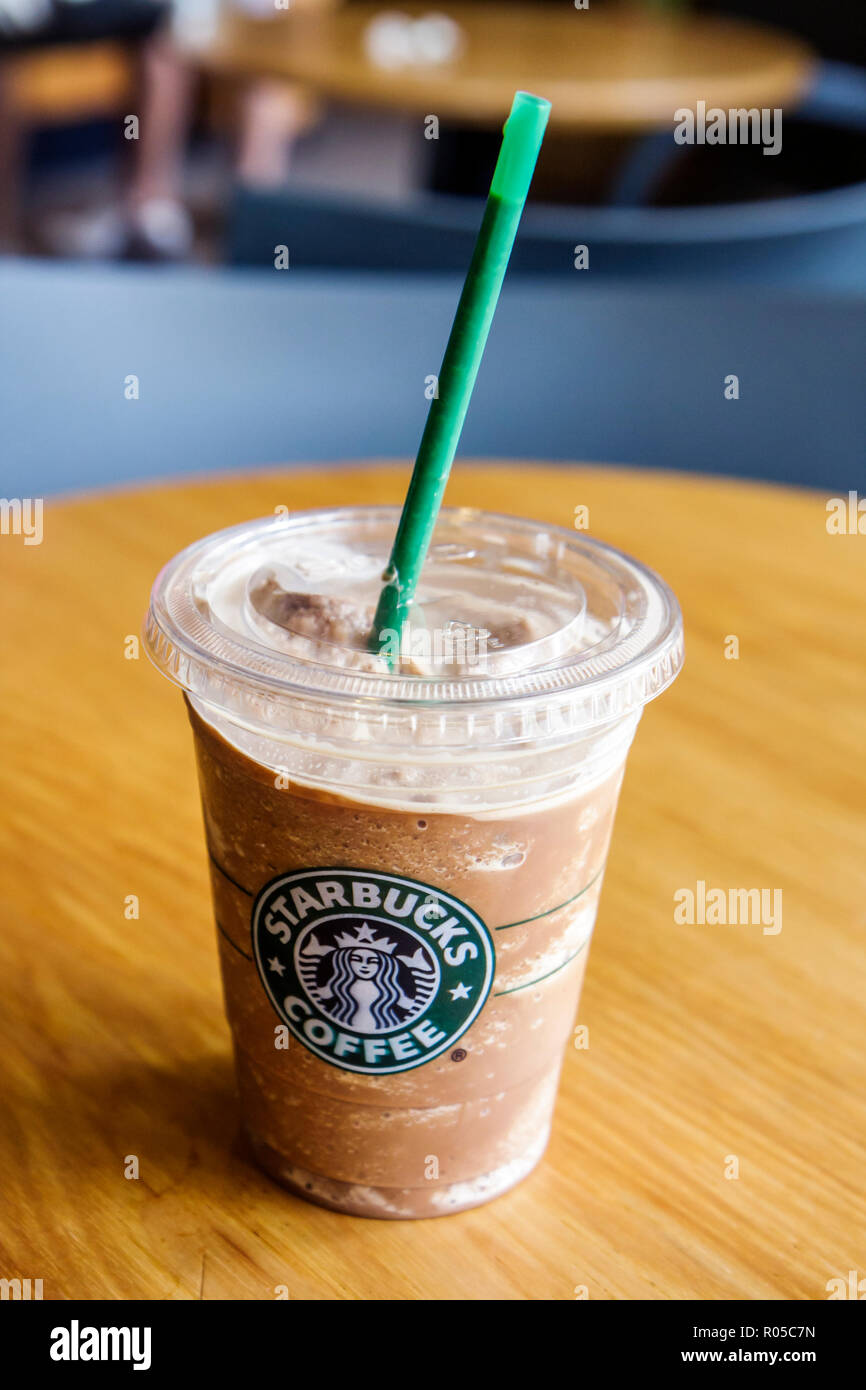 Miami Florida, caffè Starbucks Coffee logo, bevande congelate bibite fredde, misto di ghiaccio moka frappuccino verde paglia coperchio tazza di plastica, interno, Foto Stock