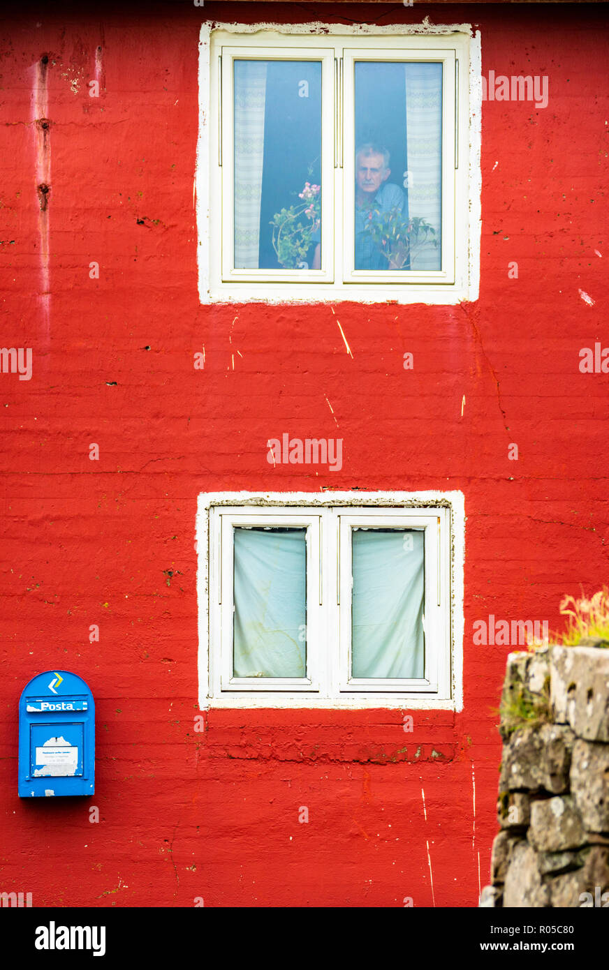 Dipinto di rosso la facciata della casa tradizionale, isola Mykines, Isole Faerøer, Danimarca Foto Stock