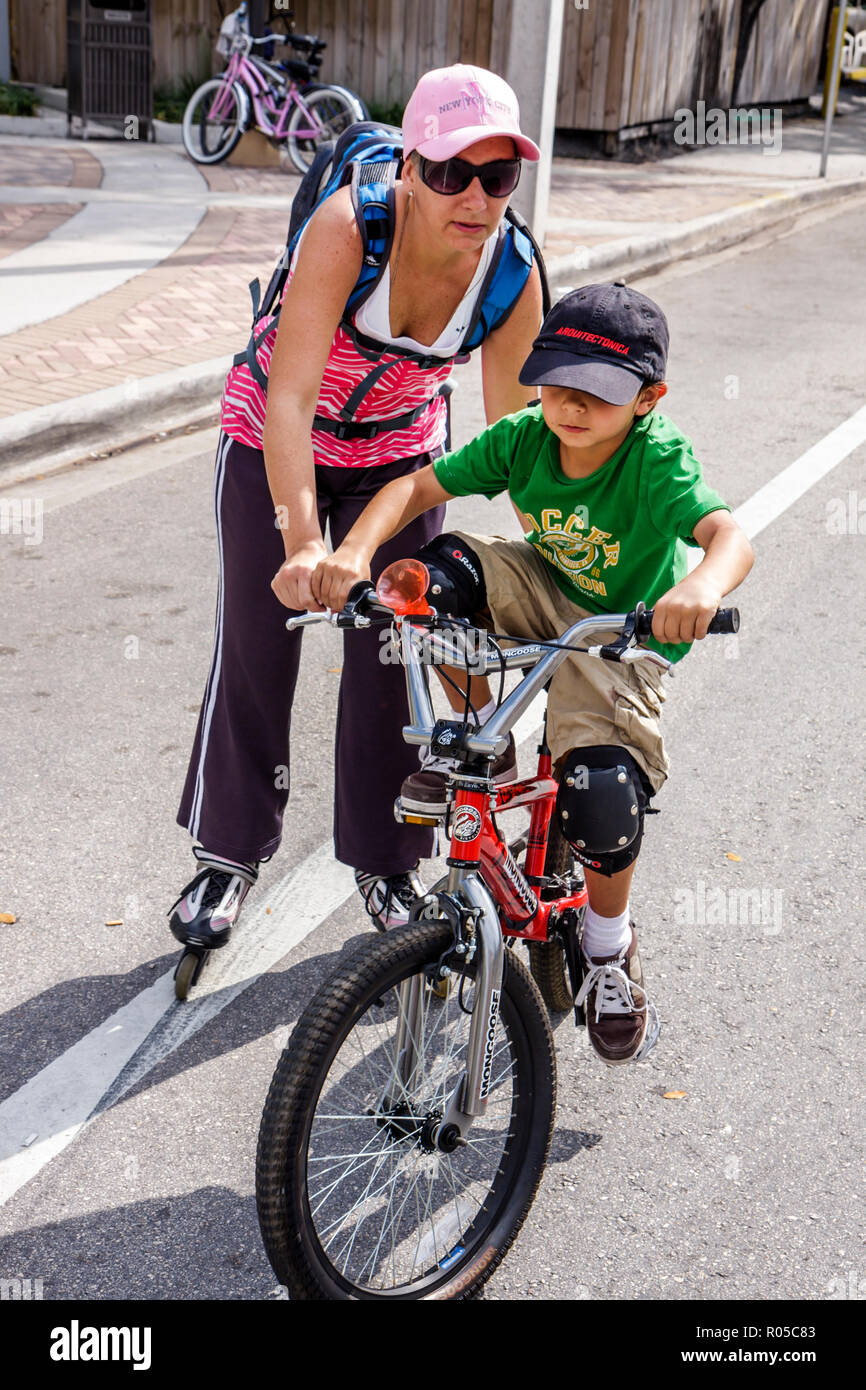 Miami Florida,Flagler Street,Bike Miami Days,evento della comunità,bicicletta,bicicletta,equitazione,ciclismo,ciclista,ciclisti,Ispanico Latino etnico immigrato imm Foto Stock